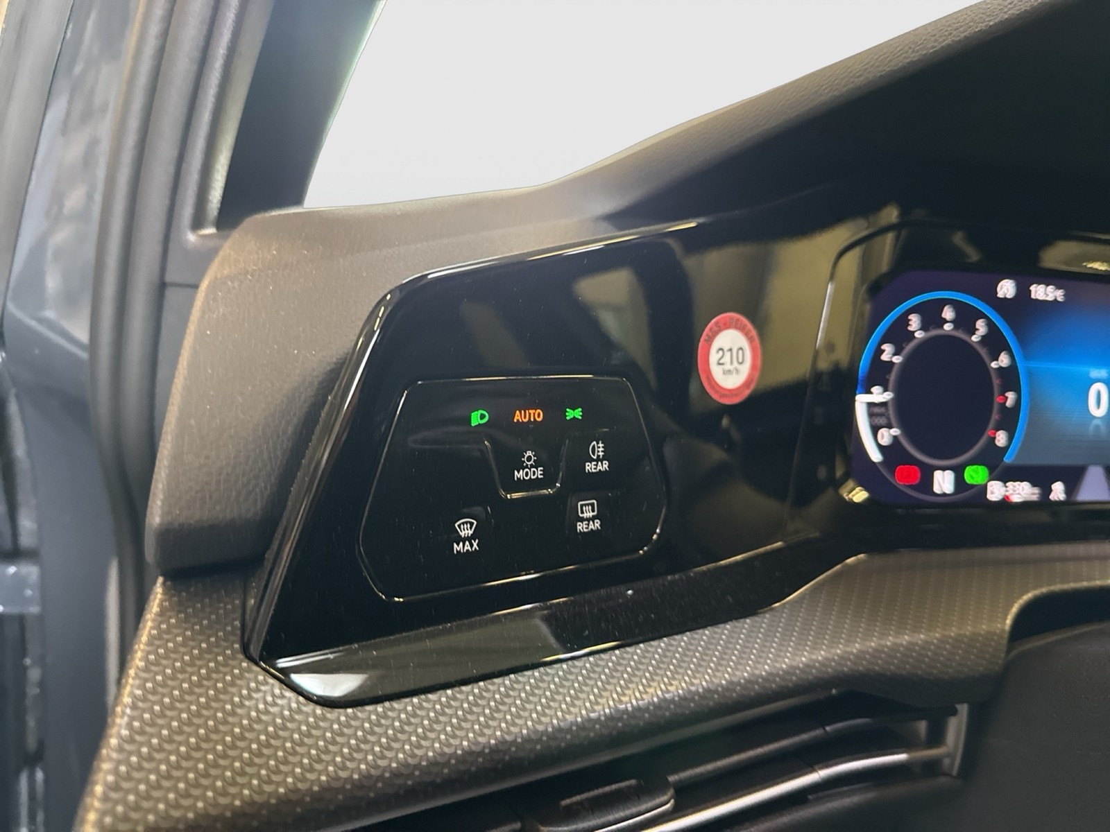 Volkswagen Golf VIII 1.5 eTSI R-LINE LM17 CARPLAY SITZHEIZ.