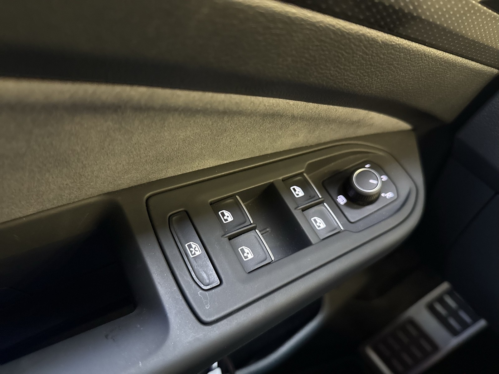 Volkswagen Golf VIII 1.5 eTSI R-LINE LM17 CARPLAY SITZHEIZ.