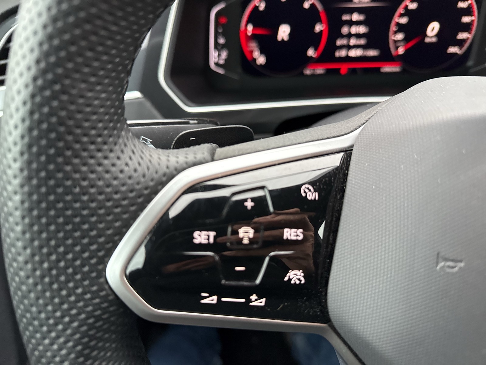 Volkswagen Tiguan 2.0 R-LINE BLACKSTYLE 4X4 AHK KAMERA ALU20