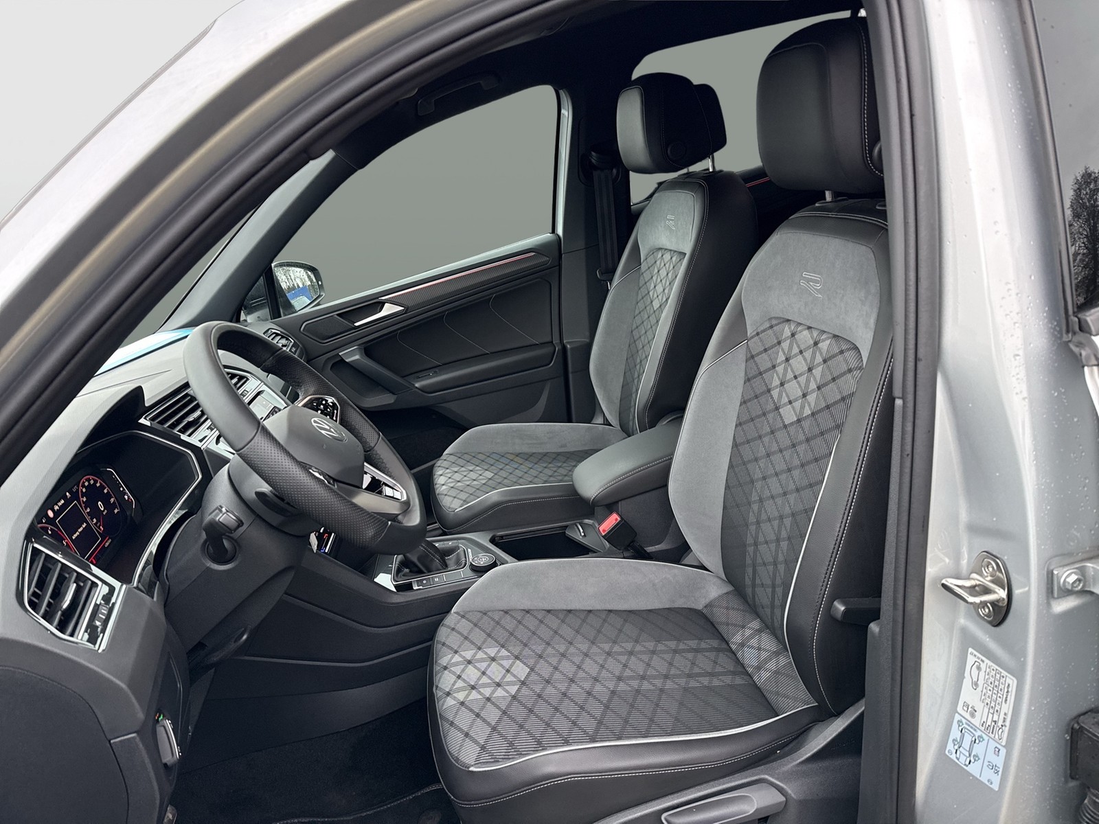 Volkswagen Tiguan 2.0 R-LINE BLACKSTYLE 4X4 AHK KAMERA ALU20