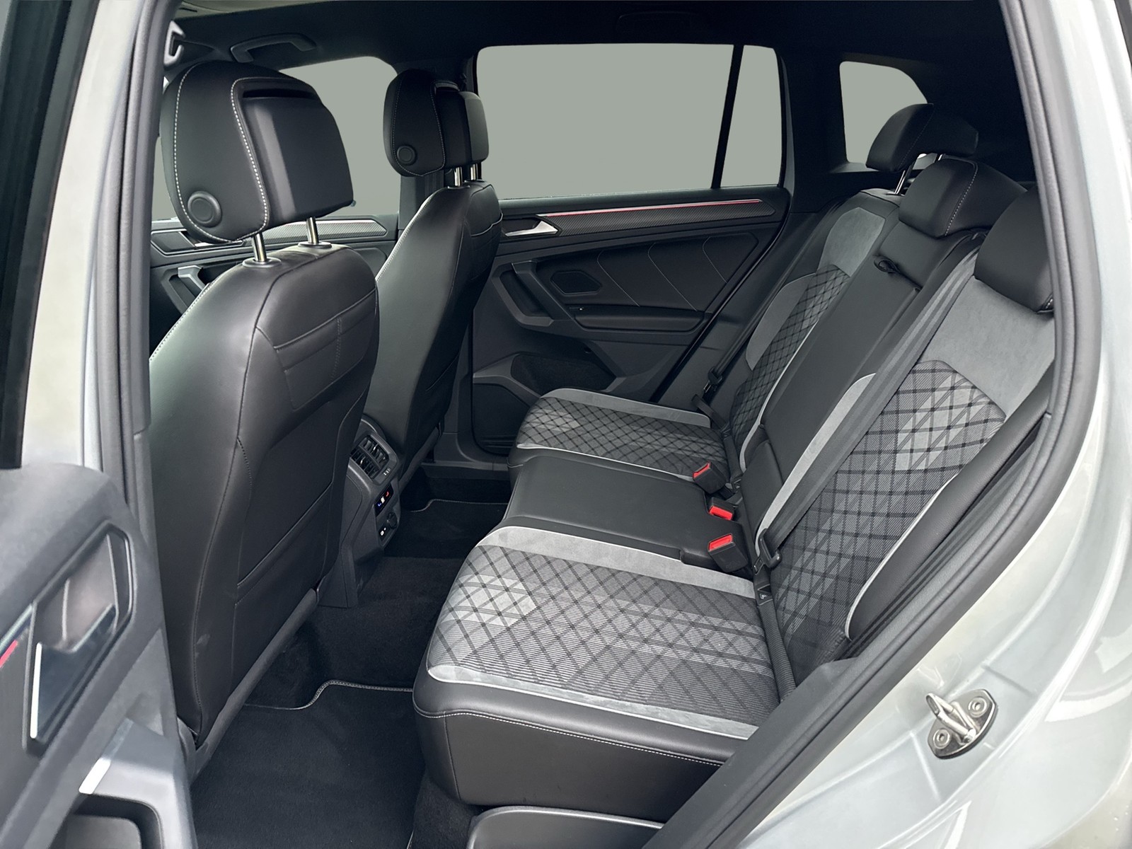 Volkswagen Tiguan 2.0 R-LINE BLACKSTYLE 4X4 AHK KAMERA ALU20