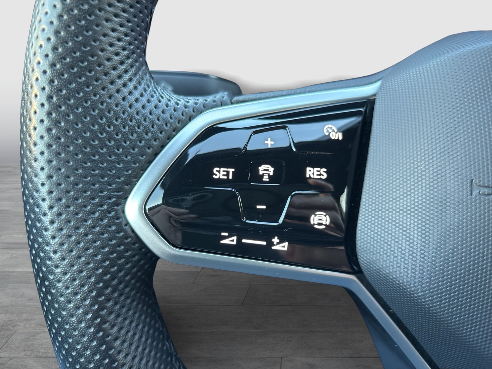 Volkswagen T-Roc 1.0 R-LINE CAM ACC NAVI LM17 LED+ CARPLAY