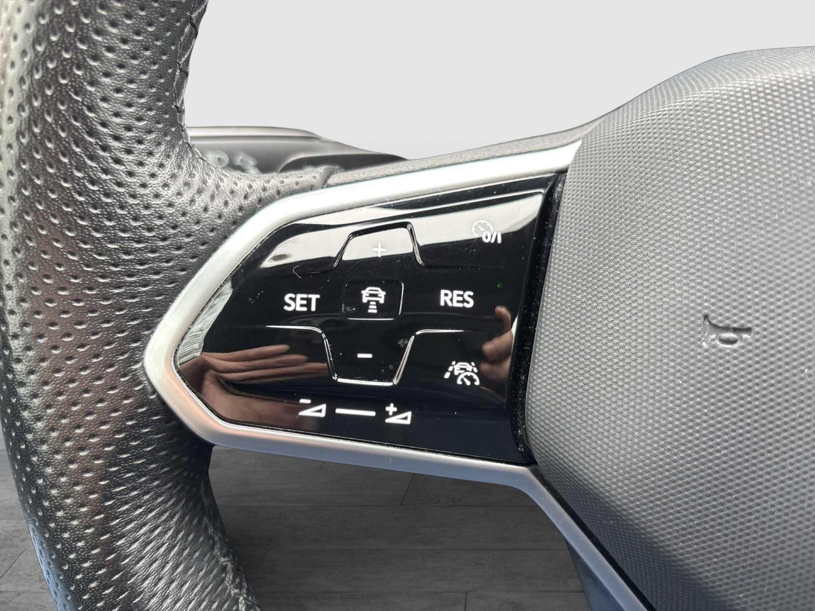 Volkswagen Golf VIII 1.5 eTSI R-LINE HARMAN KARDON PANO CAM