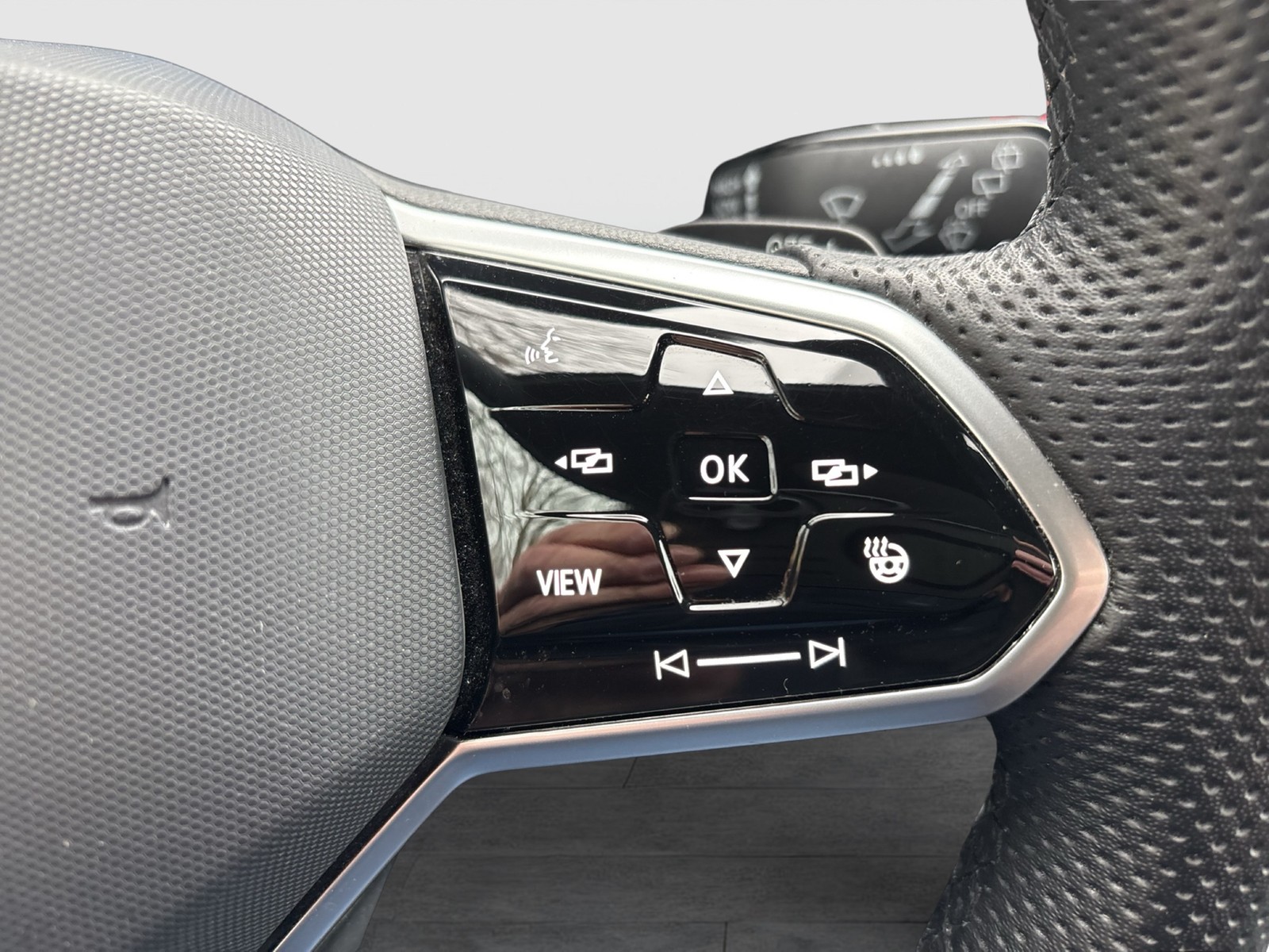 Volkswagen Golf VIII 1.5 eTSI R-LINE HARMAN KARDON PANO CAM