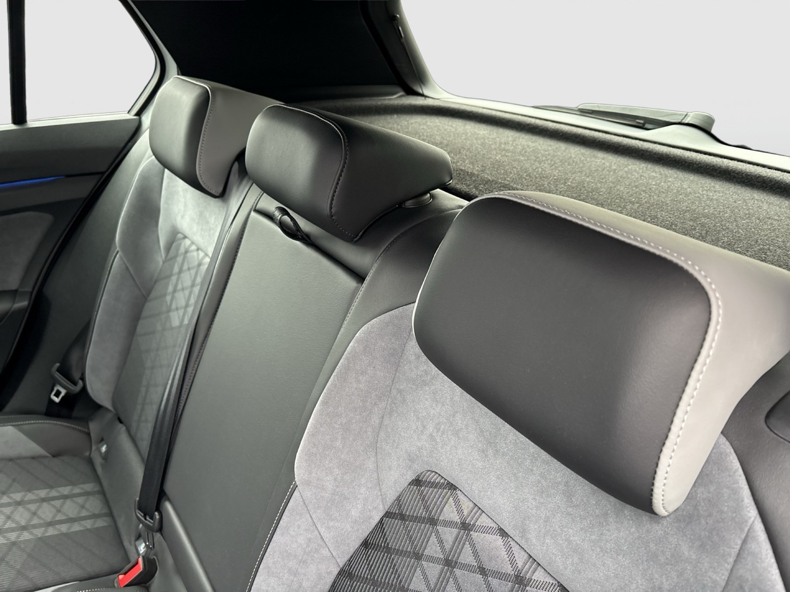 Volkswagen Golf VIII 1.5 eTSI R-LINE HARMAN KARDON PANO CAM