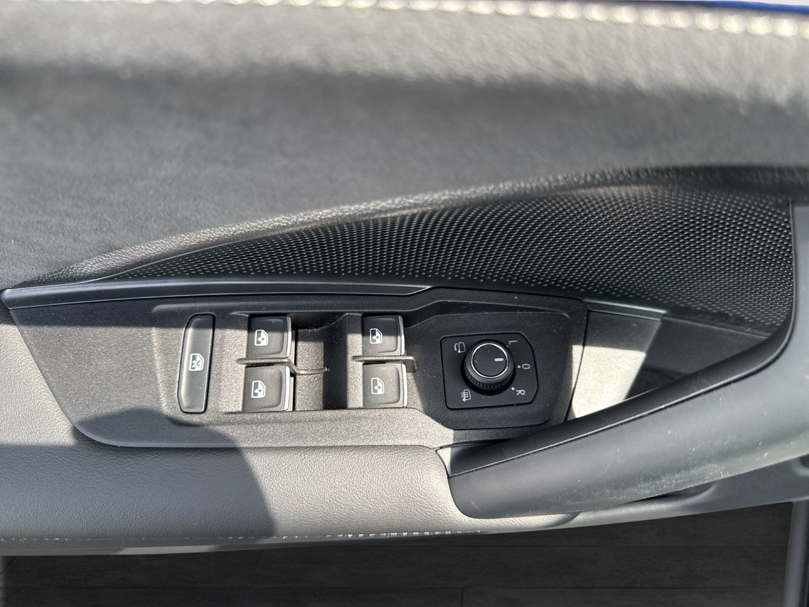 Volkswagen Tiguan 1.5 eTSI R-LINE DSG BLACKSTYLE AHK LM20 HD-MATRIX