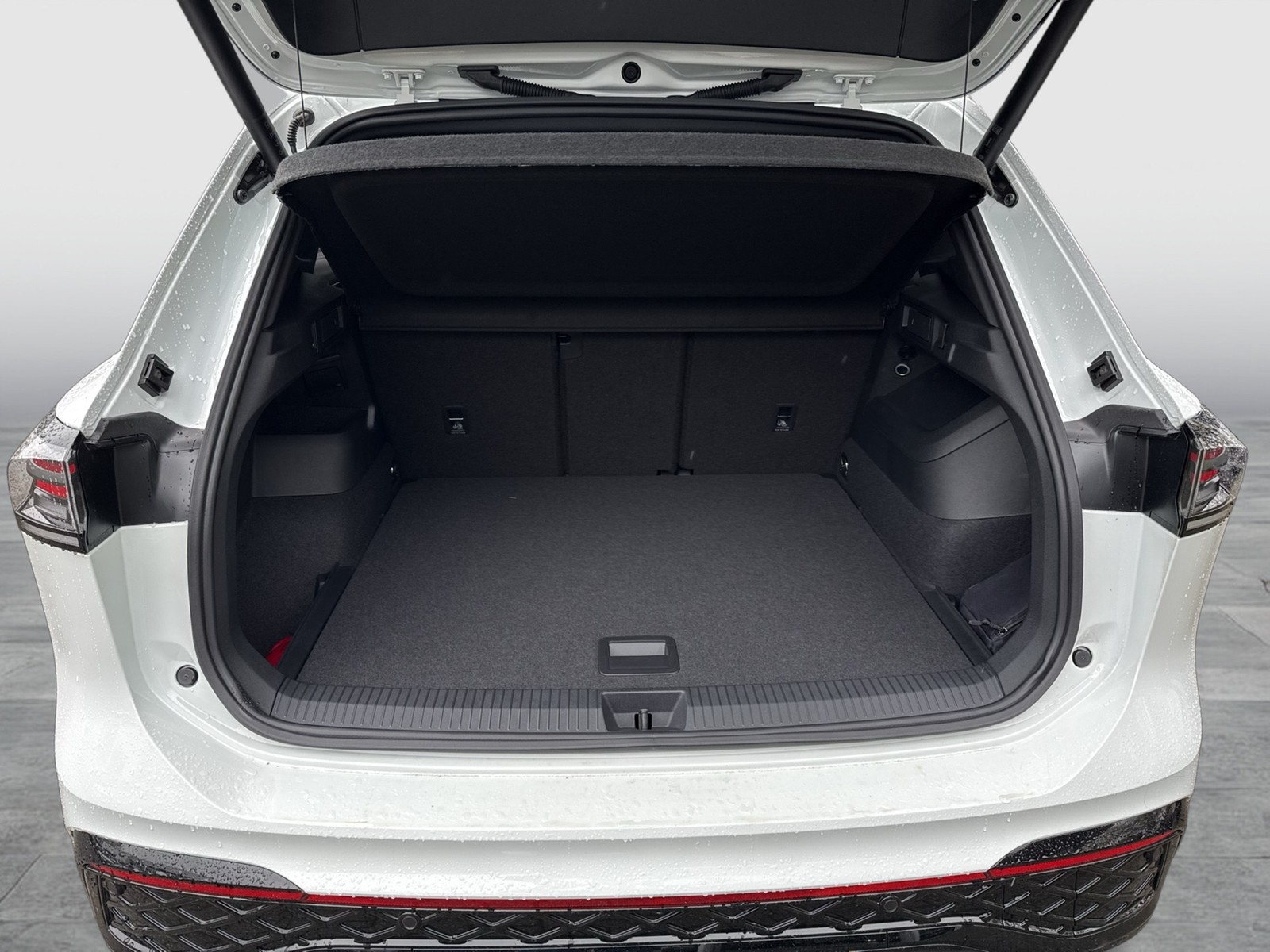 Volkswagen Tiguan 1.5 R-LINE DSG BLACKSTYLE AHK 20LM