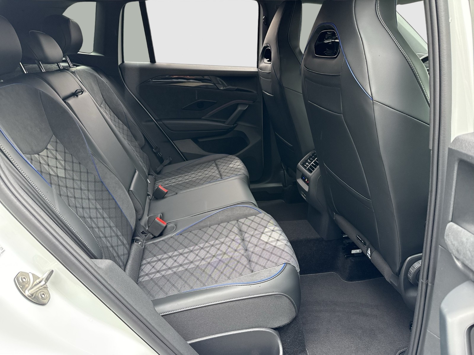 Volkswagen Tiguan 1.5 R-LINE DSG BLACKSTYLE AHK 20LM