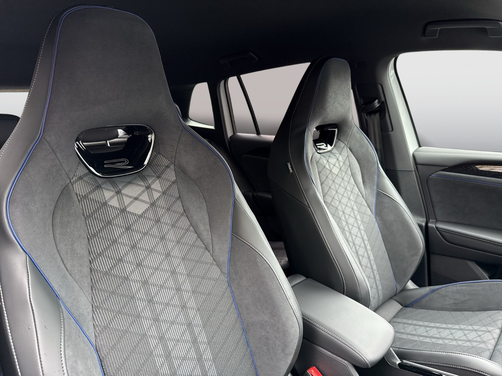 Volkswagen Tiguan 1.5 R-LINE DSG BLACKSTYLE AHK 20LM