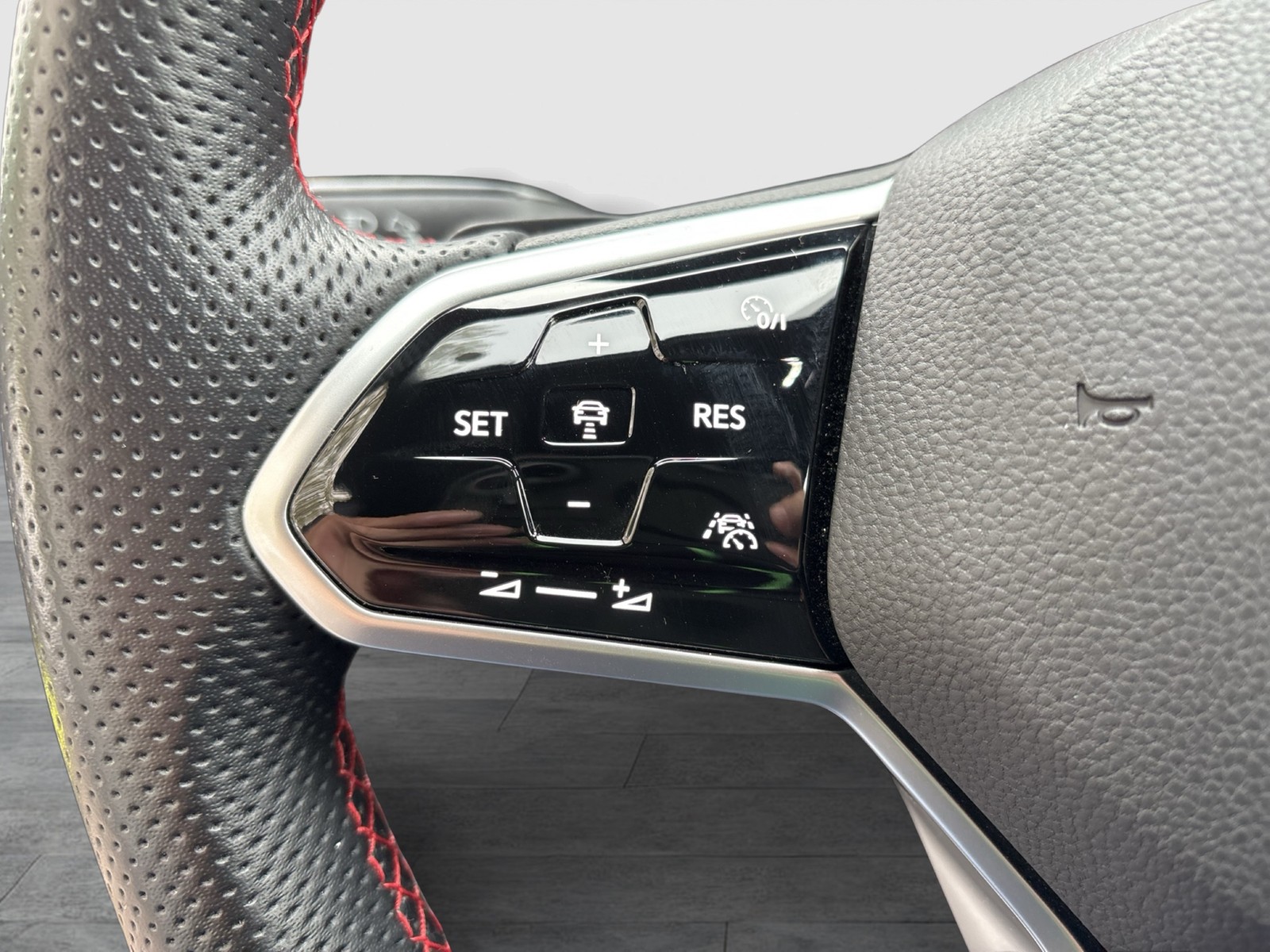 Volkswagen Golf VIII 2.0 GTI NAVI LED PDC SITZHEIZUNG