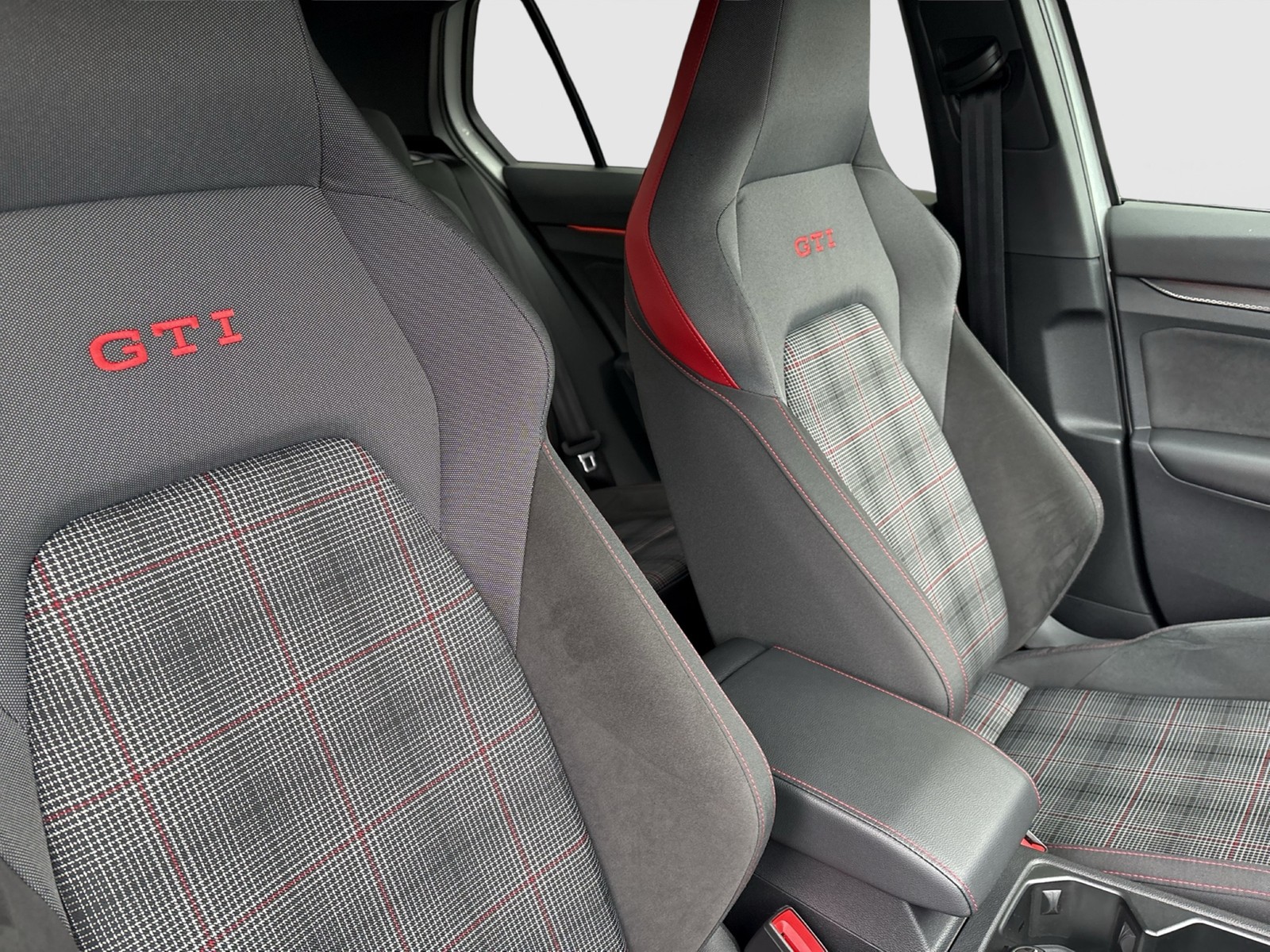 Volkswagen Golf VIII 2.0 GTI NAVI LED PDC SITZHEIZUNG