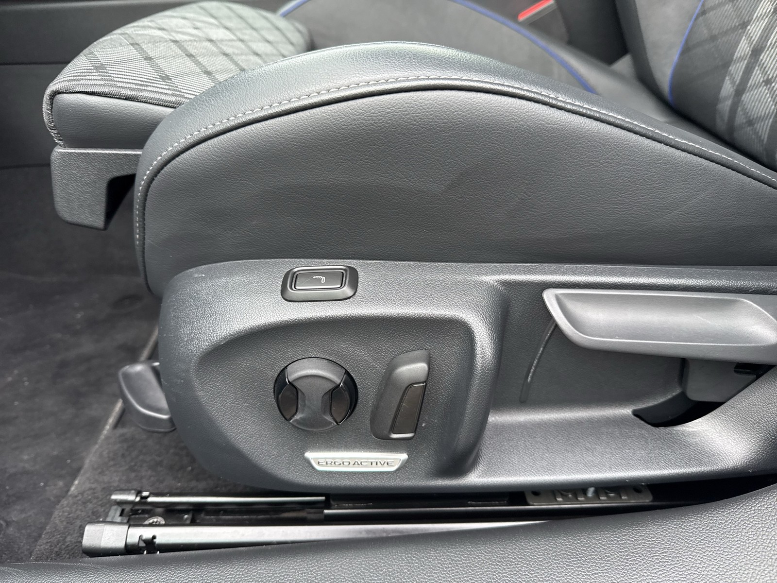 Volkswagen Passat Variant 2.0 R-LINE 4X4 NEUESMODELL AHK 18Z