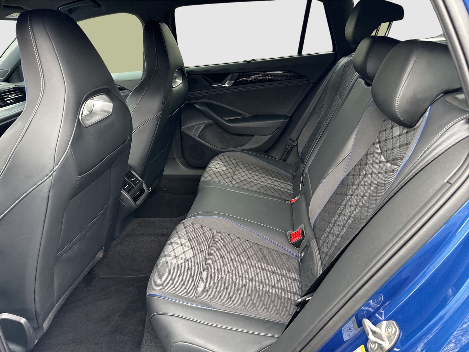 Volkswagen Passat Variant 2.0 R-LINE 4X4 NEUESMODELL AHK 18Z