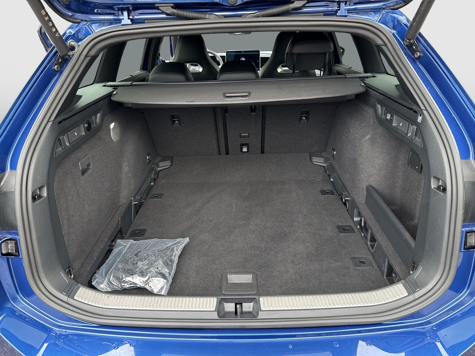 Volkswagen Passat Variant 2.0 R-LINE 4X4 NEUESMODELL AHK 18Z