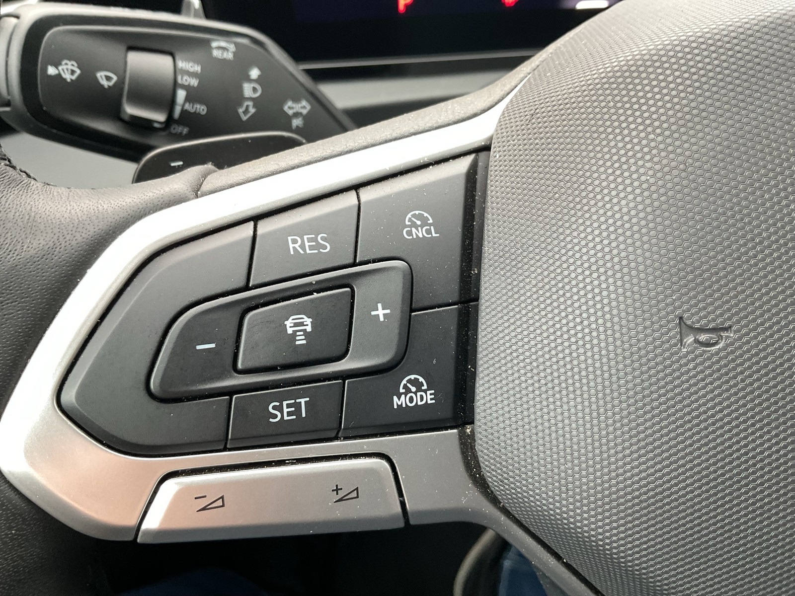 Volkswagen Tiguan 2.0 ELEGANCE 4X4 NEUES MODELL STANDHZ AHK