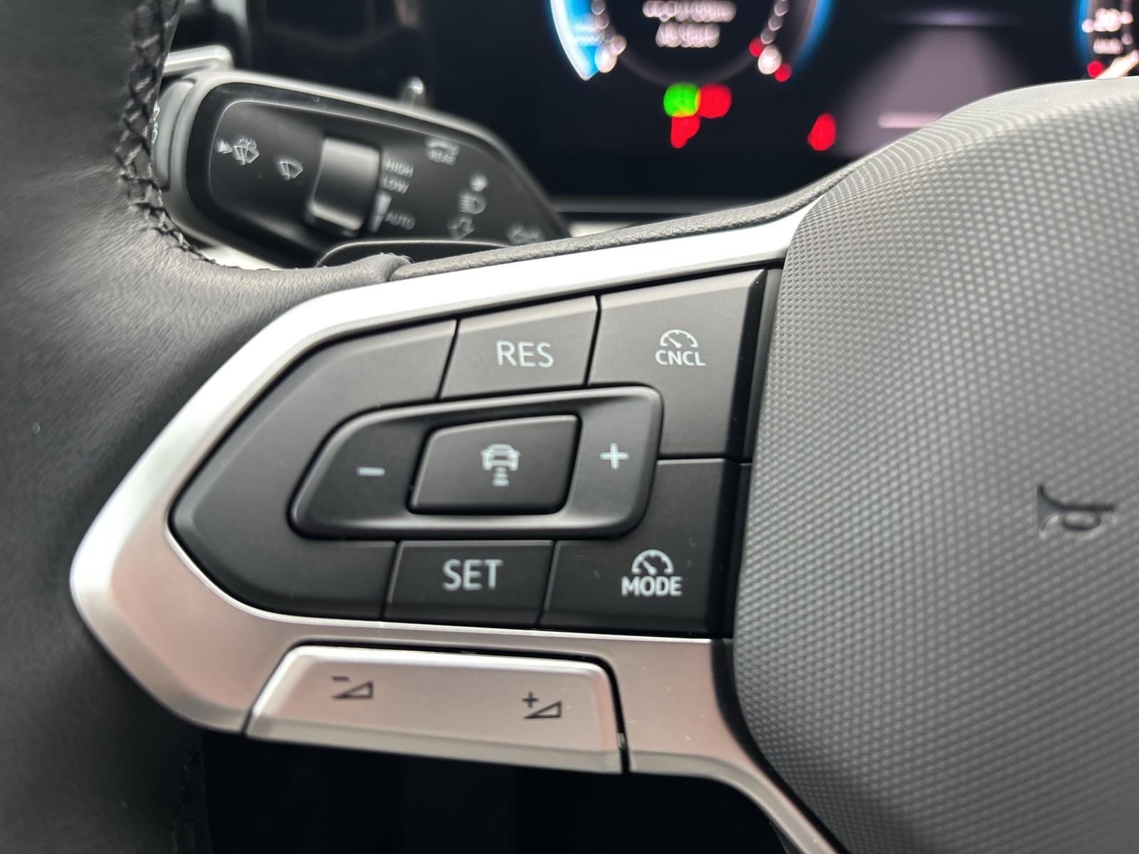 Volkswagen Tiguan 2.0 ELEGANCE 4X4 NEUESMODELL AHK CAM LM18