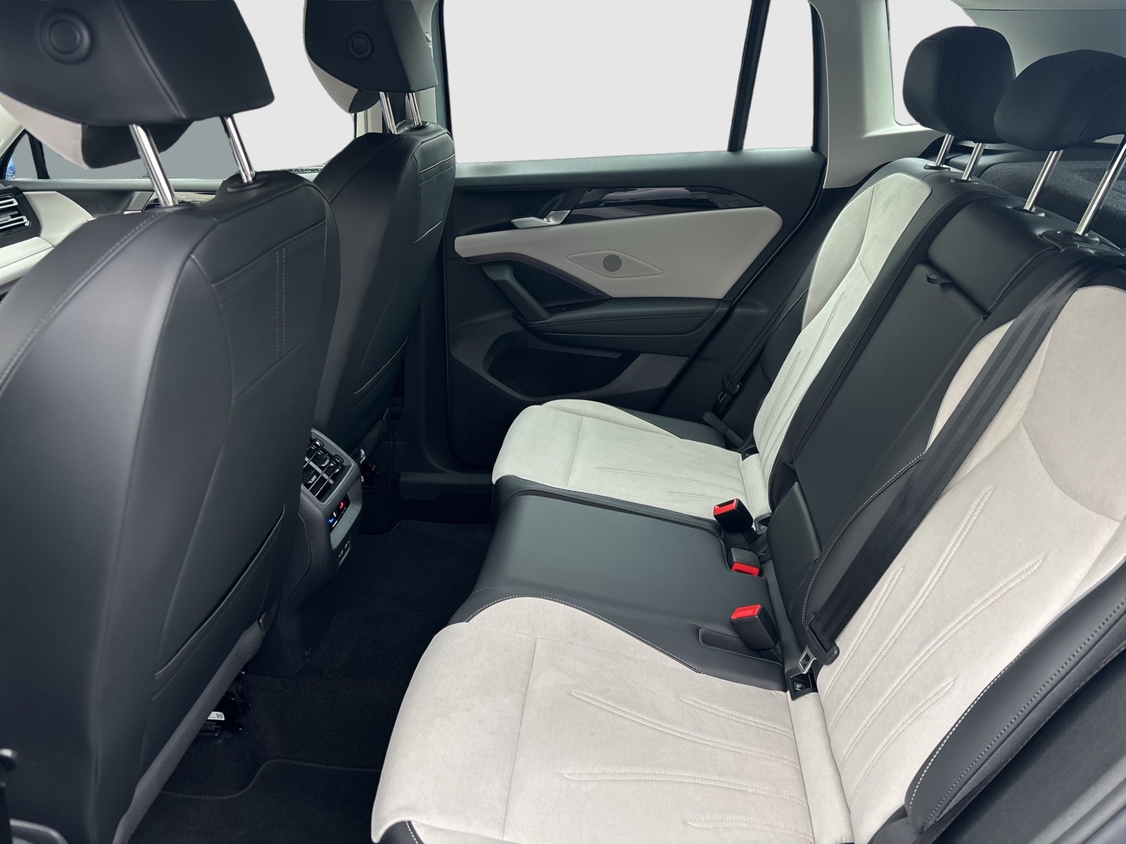 Volkswagen Tiguan 2.0 ELEGANCE 4X4 NEUESMODELL AHK CAM LM18