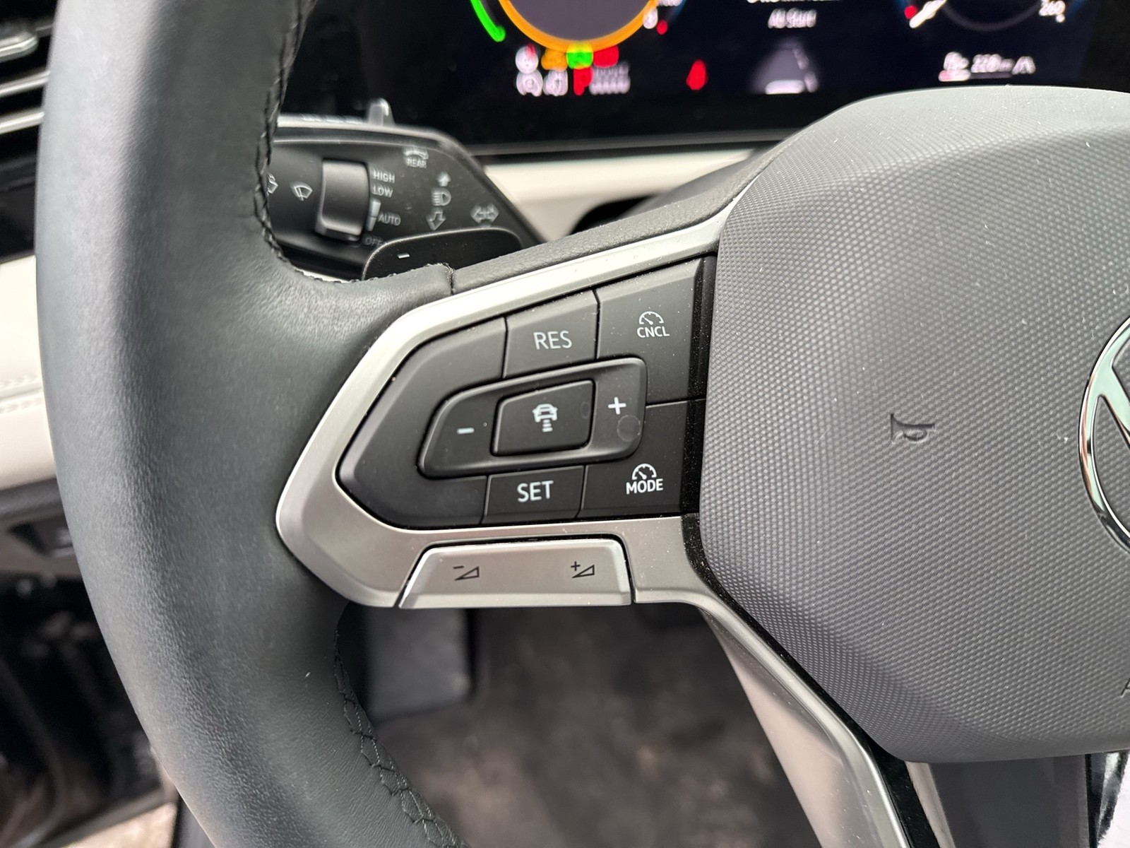 Volkswagen Tiguan 1.5 HYBRID ELEGANCE NEUES MODELL PANO AHK