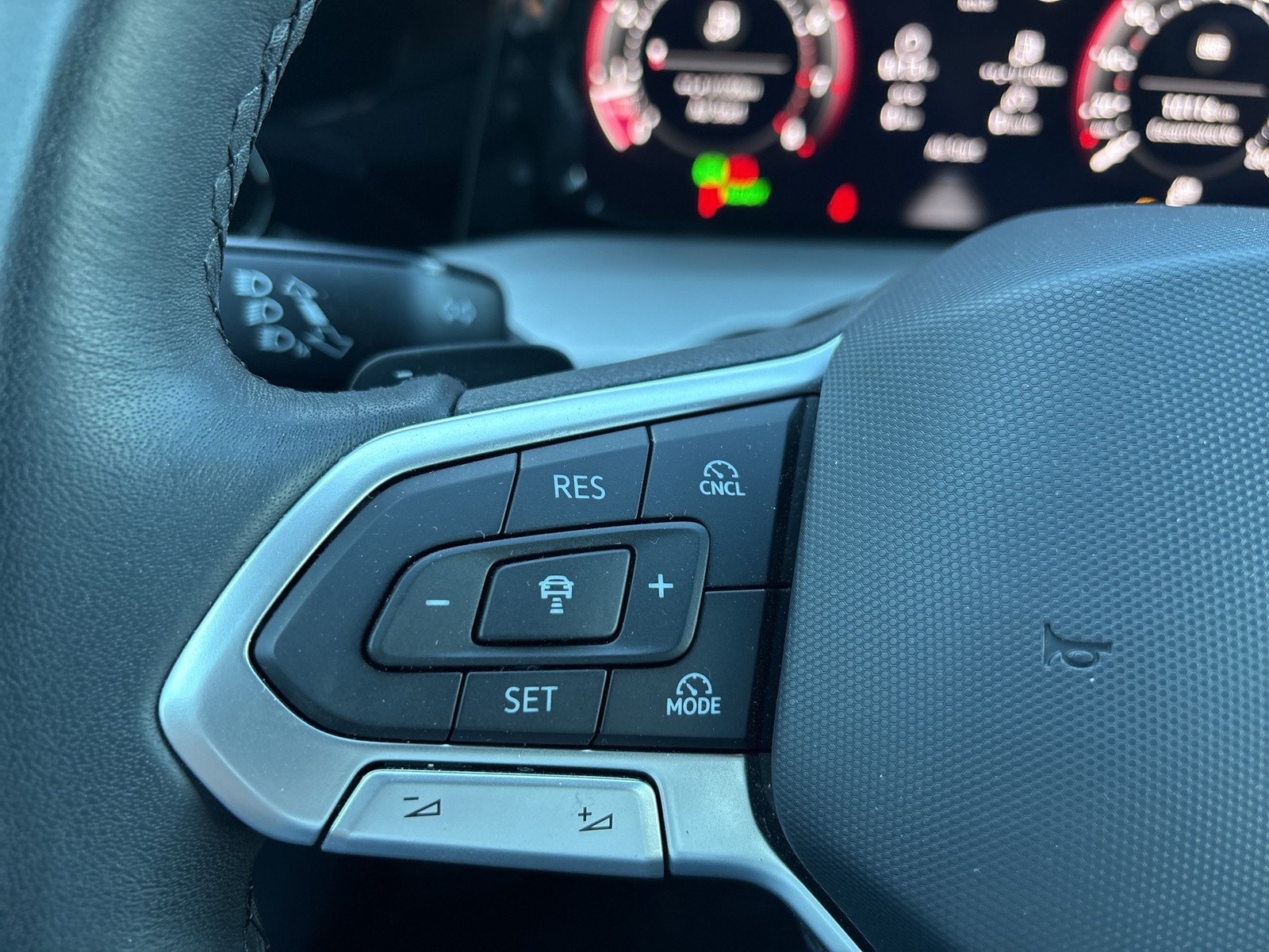 Volkswagen Golf VIII 1.5 eTSI LIFE ACC CARPLAY ALU SITZHEIZ
