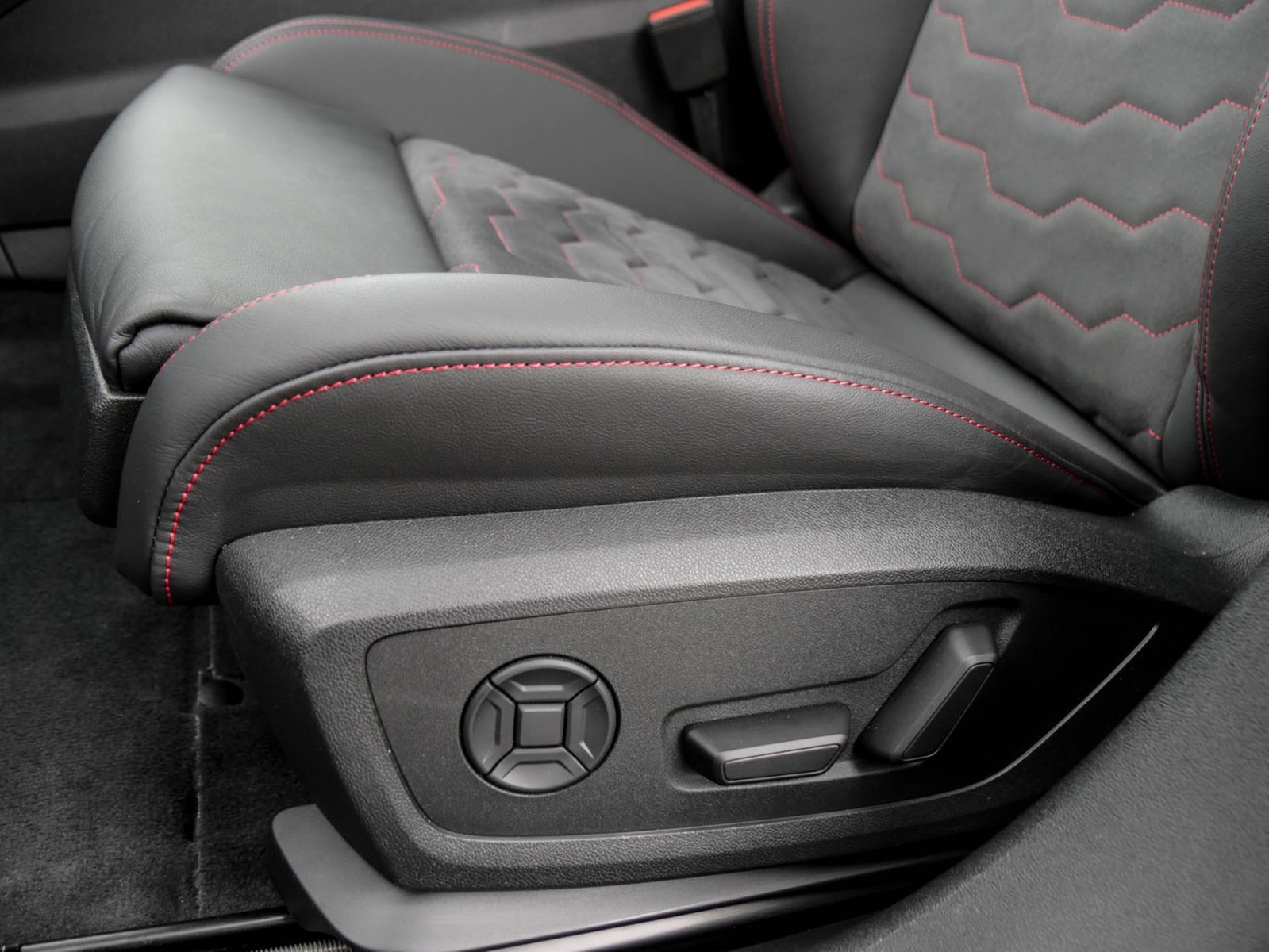 Audi A6 e-tron Avant performance S LINE PANO AHK LM21