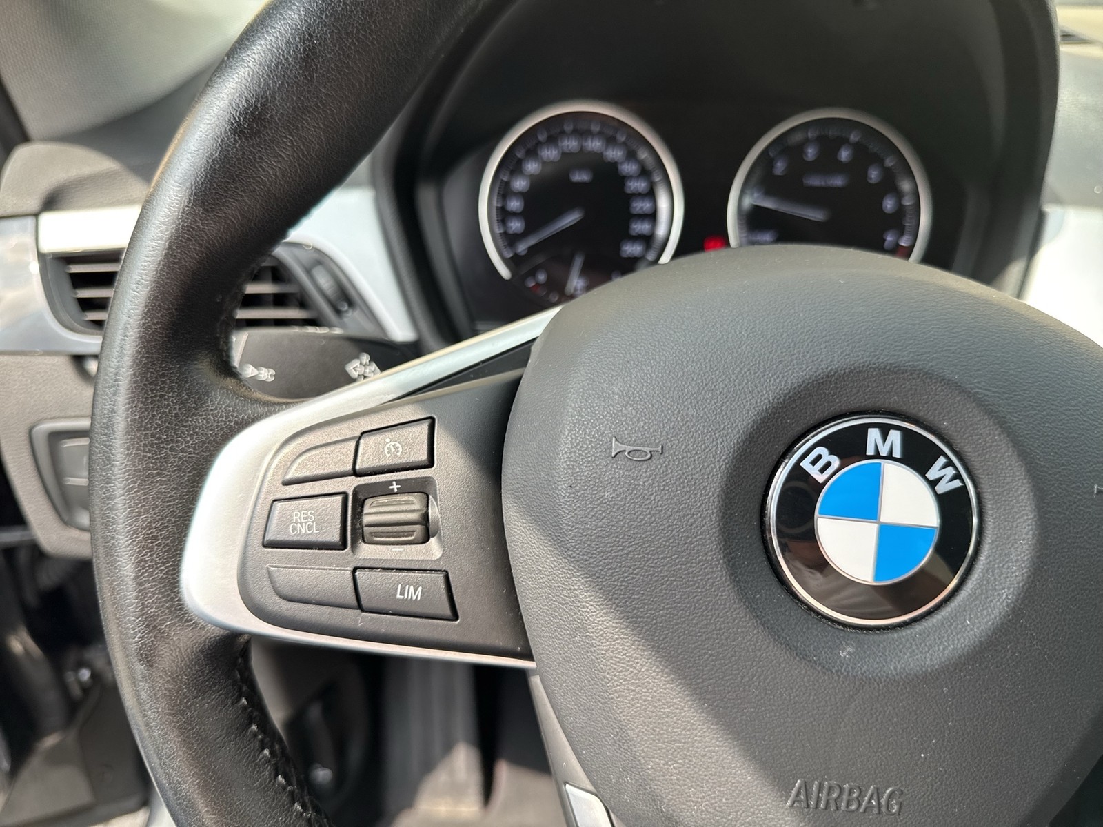 BMW X1 20 i sDrive Advantage AHK NAVI eKLAPPE ALU17"