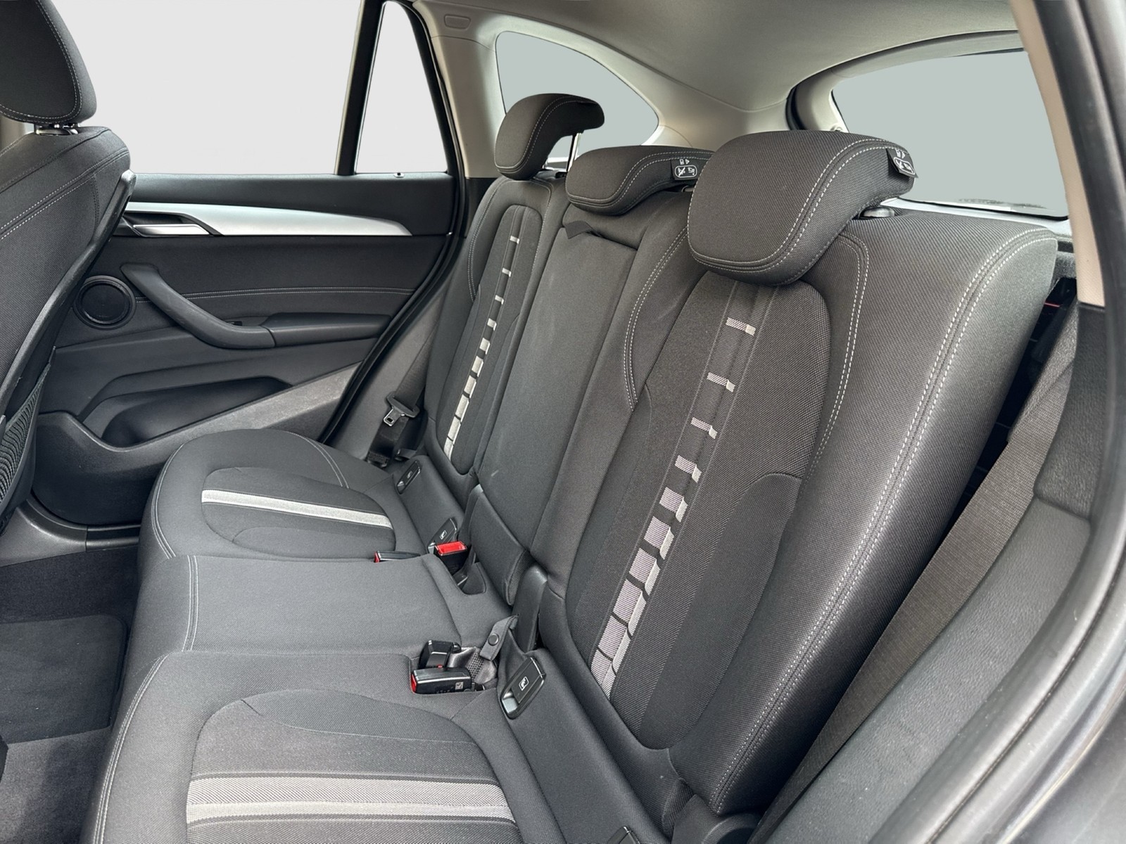 BMW X1 20 i sDrive Advantage AHK NAVI eKLAPPE ALU17"
