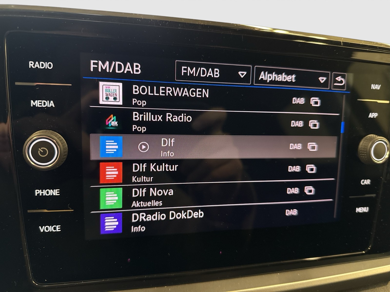 Volkswagen T-Roc 1.5 LIFE ACC NAVI LED+ CARPLAY ALU SITZHZ.