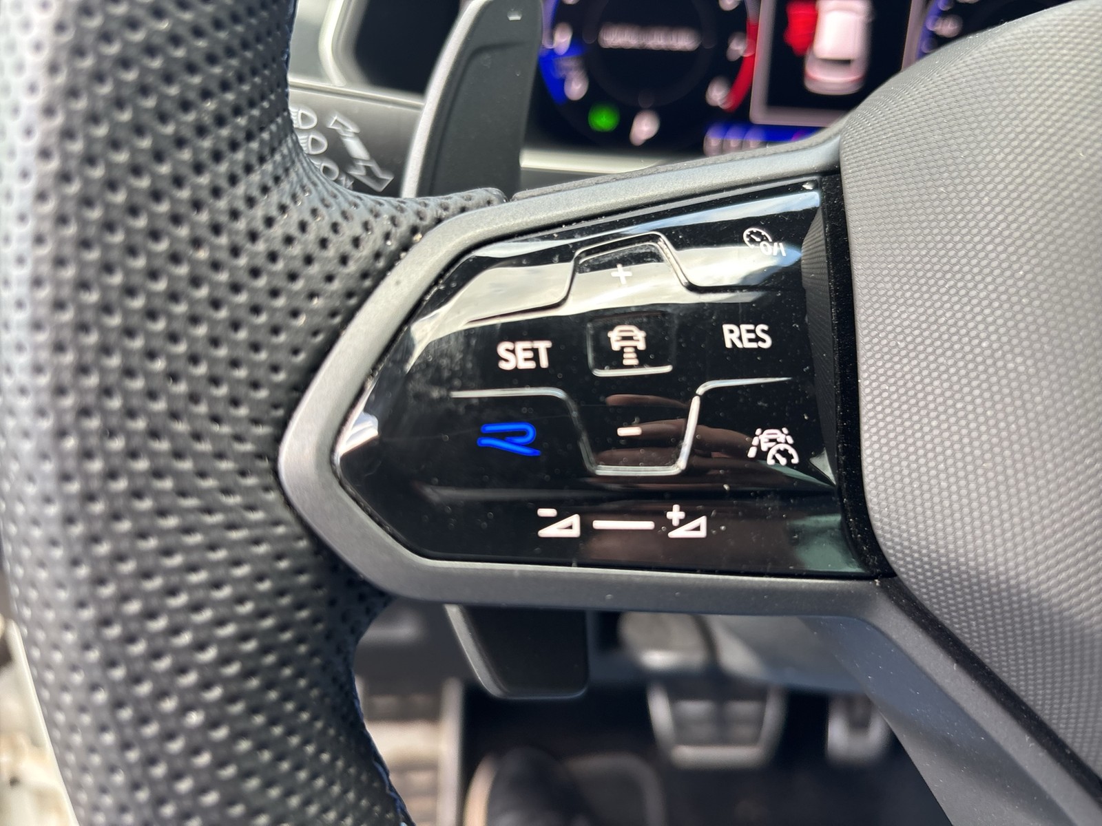 Volkswagen Tiguan 2.0 R 4X4 360°CAM ACC LM20 E-KLAPPE NAVI