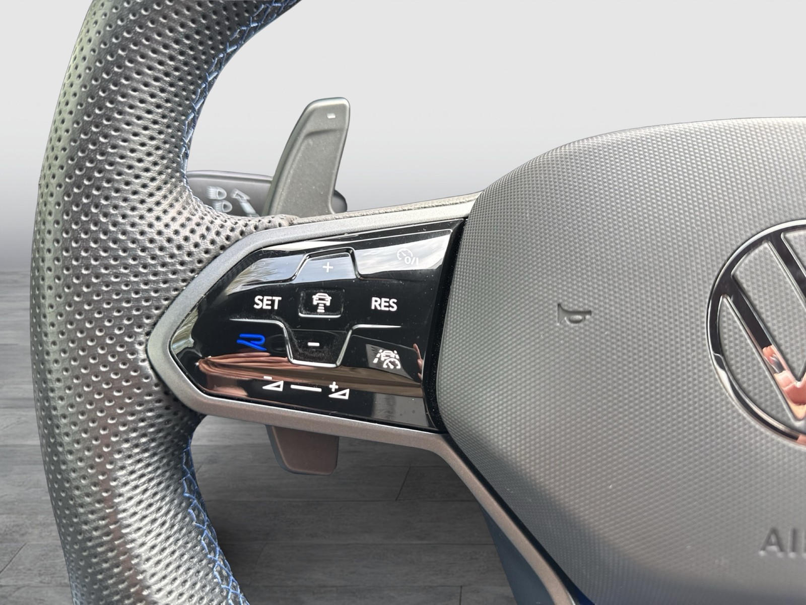 Volkswagen Tiguan 2.0 R 4X4 ACC LM20 MATRIX CARPLAY SITZHZ.