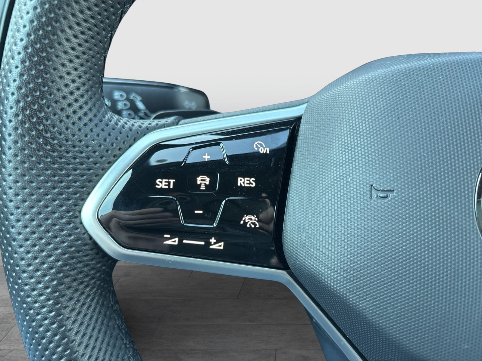 Volkswagen Golf VIII 1.5 eTSI R-LINE AHK CAM ACC CARPLAY