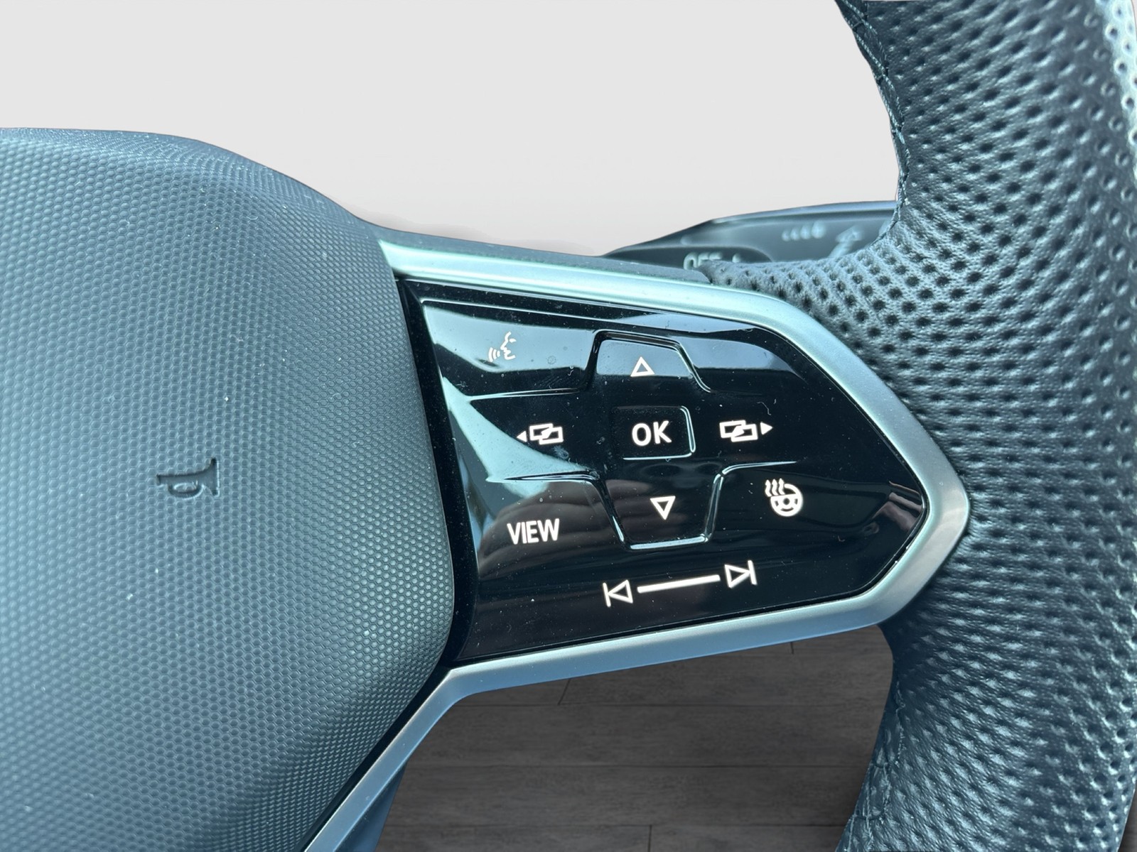 Volkswagen Golf VIII 1.5 eTSI R-LINE AHK CAM ACC CARPLAY