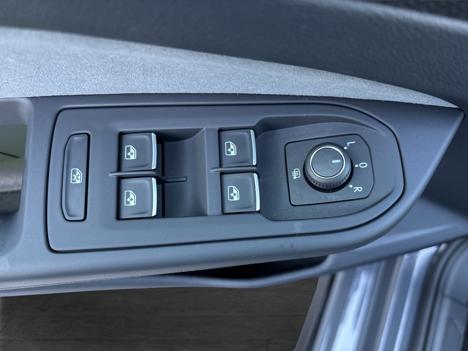 Volkswagen Golf VIII 1.5 eTSI R-LINE AHK CAM ACC CARPLAY