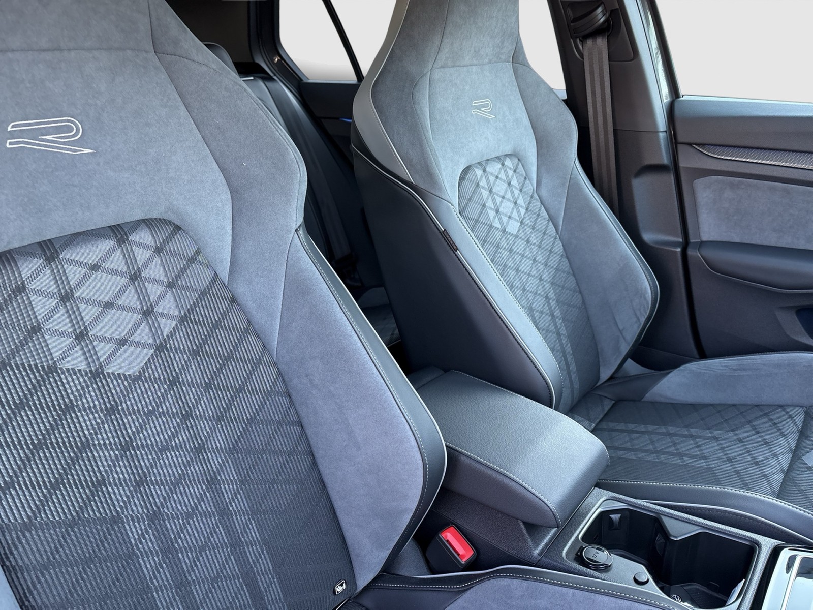 Volkswagen Golf VIII 1.5 eTSI R-LINE AHK CAM ACC CARPLAY