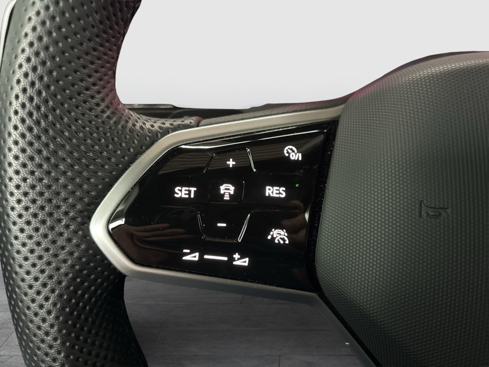 Volkswagen Golf VIII 1.5 eTSI R-LINE PANO AHK CAM ACC LM18