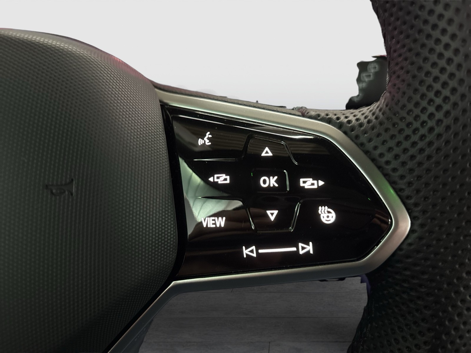 Volkswagen Golf VIII 1.5 eTSI R-LINE PANO AHK CAM ACC LM18