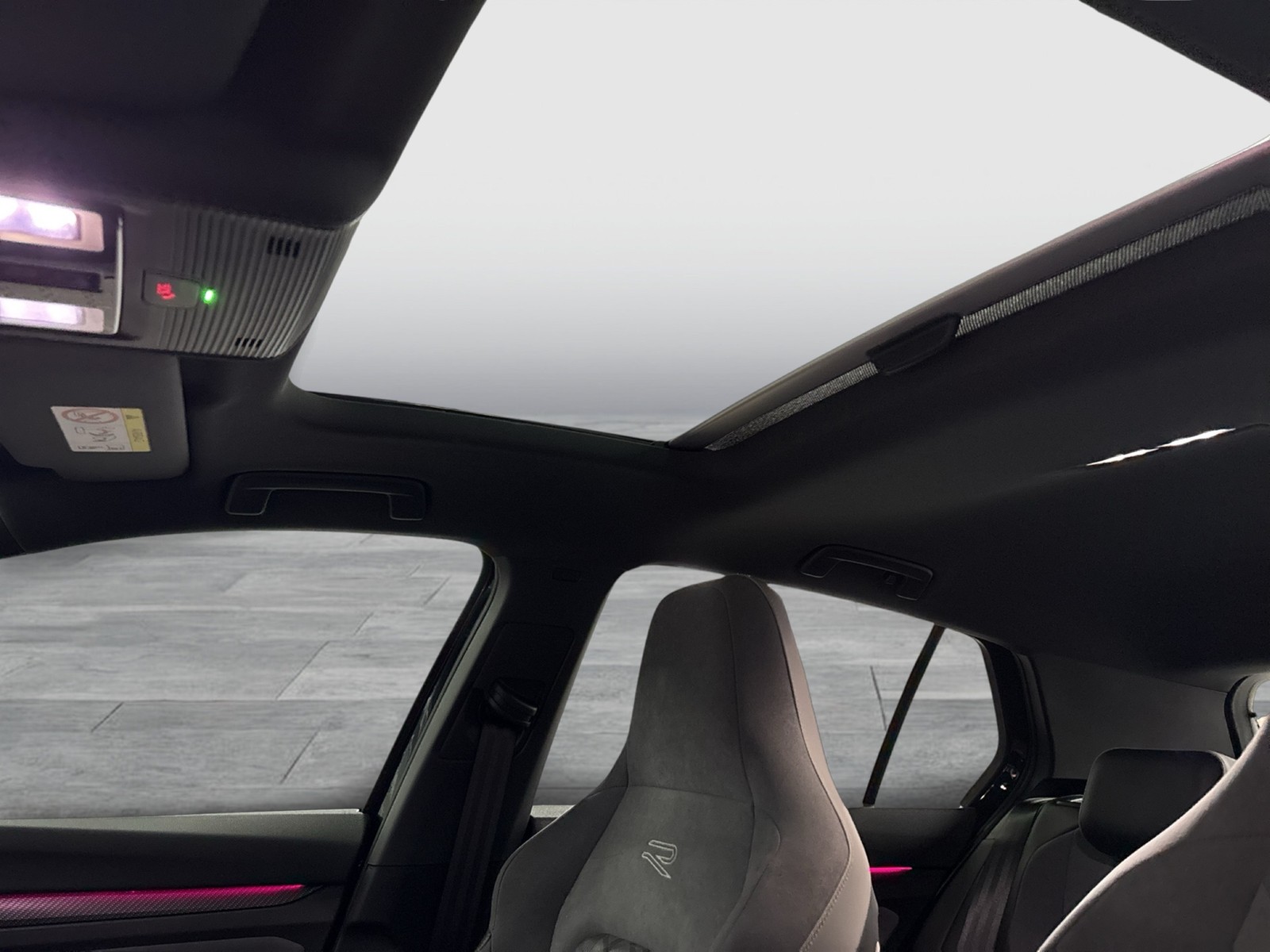 Volkswagen Golf VIII 1.5 eTSI R-LINE PANO AHK CAM ACC LM18