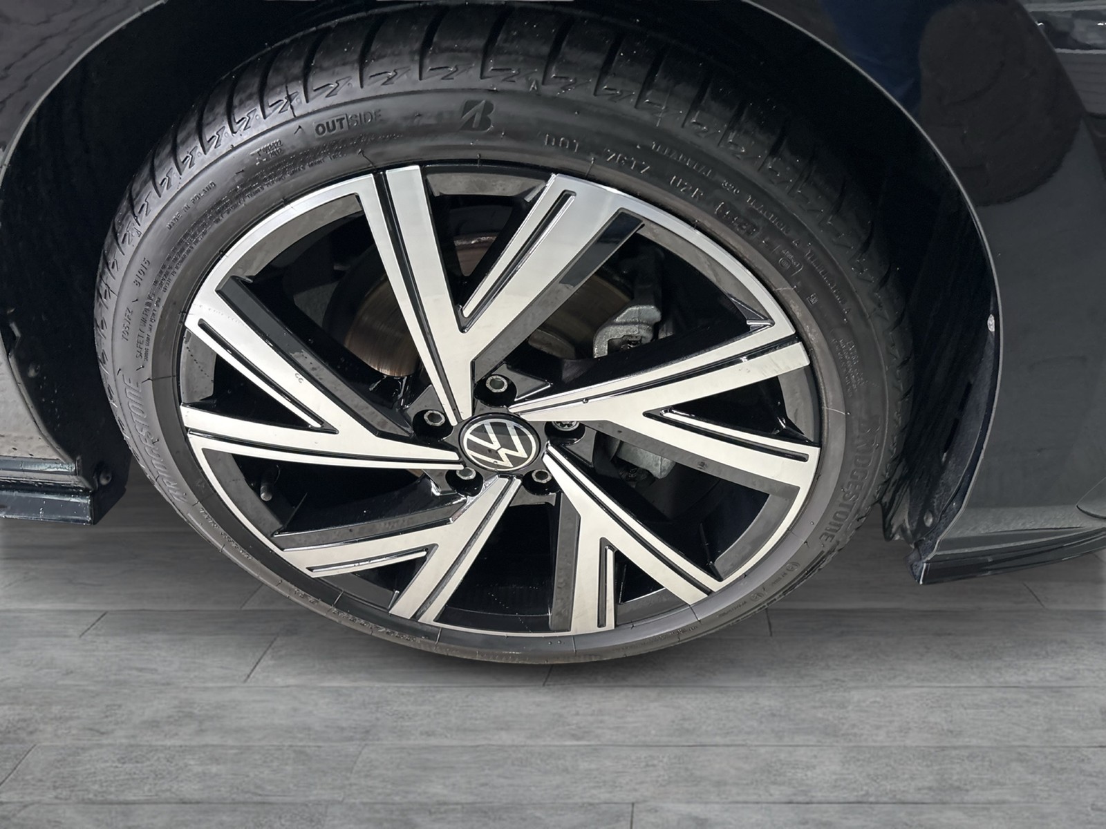 Volkswagen Golf VIII 1.5 eTSI R-LINE PANO AHK CAM ACC LM18