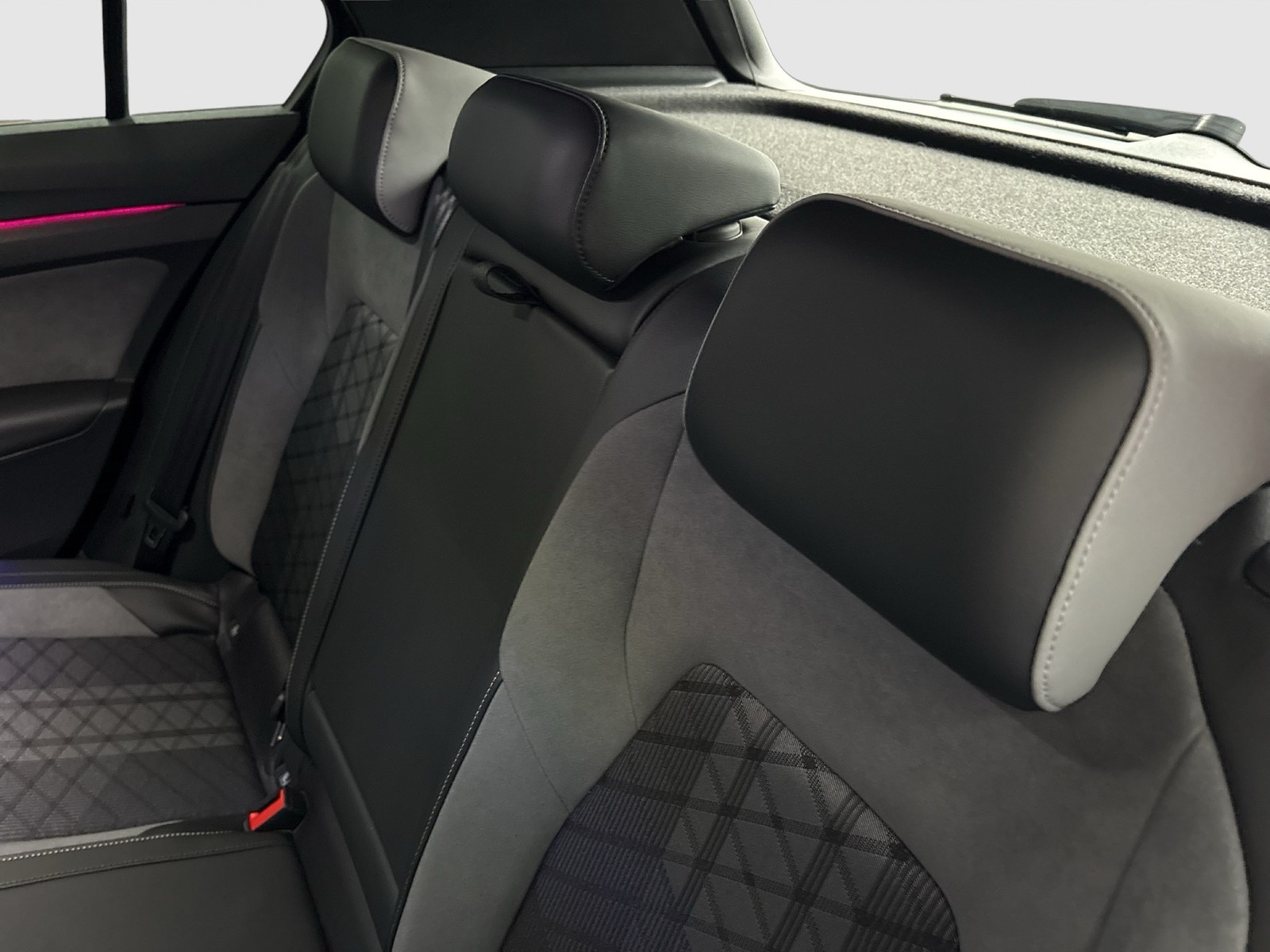 Volkswagen Golf VIII 1.5 eTSI R-LINE PANO AHK CAM ACC LM18