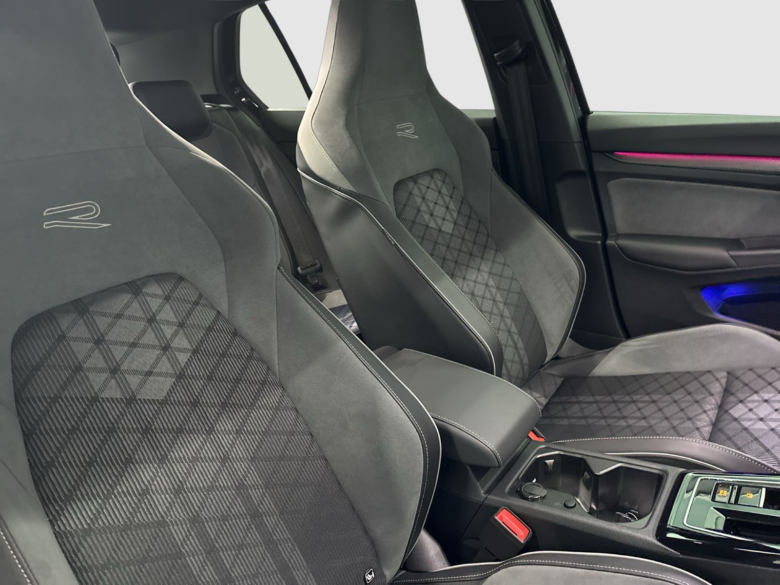 Volkswagen Golf VIII 1.5 eTSI R-LINE PANO AHK CAM ACC LM18