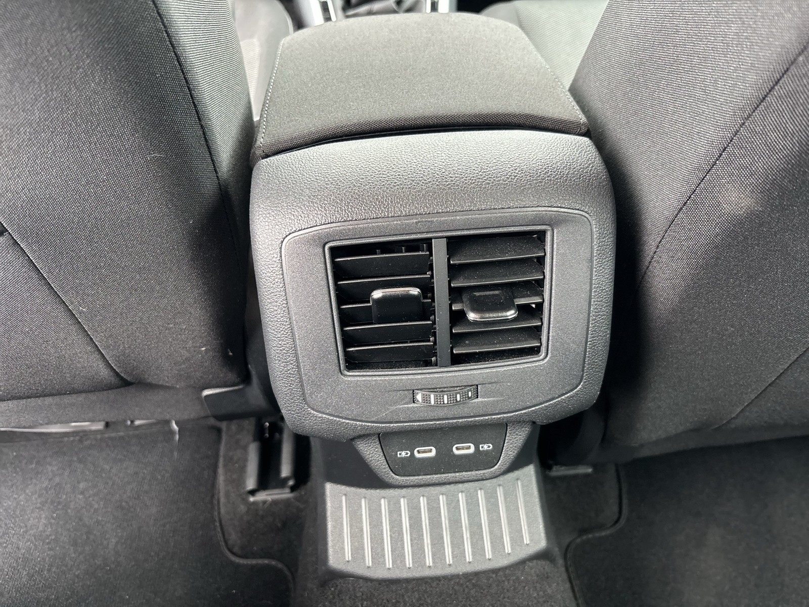 Volkswagen T-Roc 1.0 LIFE AHK NAVI LM17 CARPLAY SITZHEIZUNG