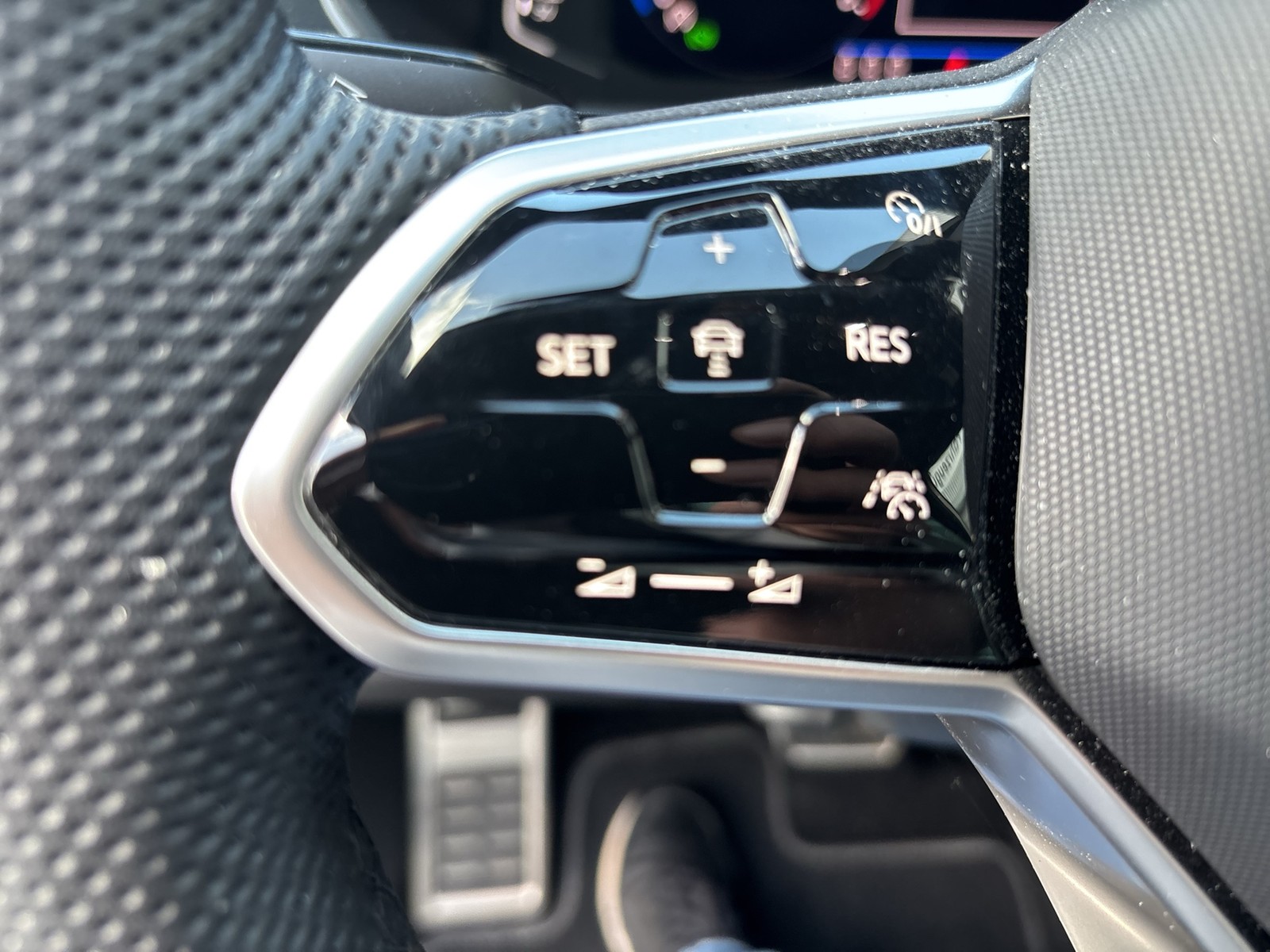 Volkswagen Tiguan 2.0 R-LINE AHK CAM ACC LM19 E-KLAPPE NAVI