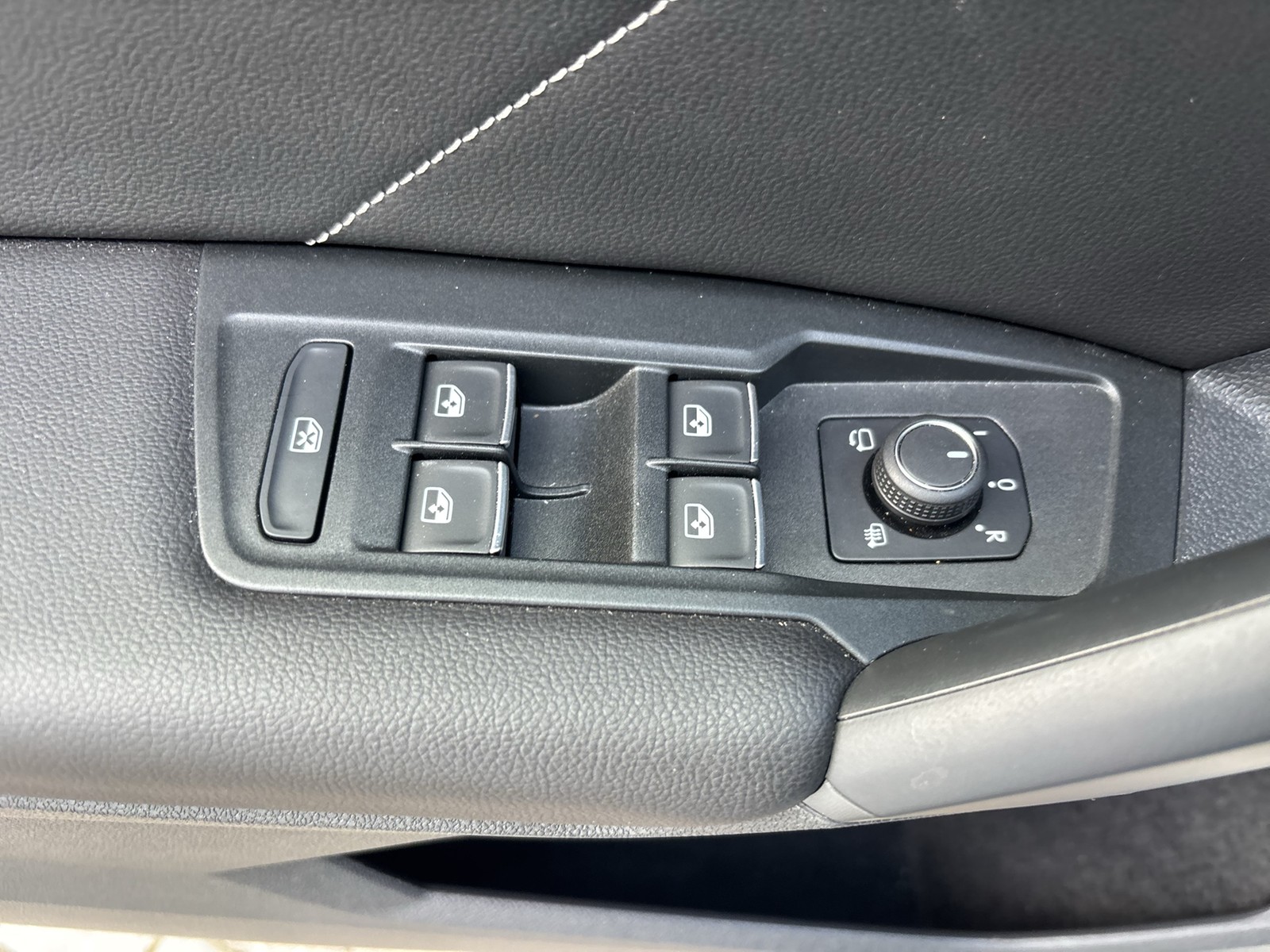 Volkswagen Tiguan 2.0 R-LINE AHK CAM ACC LM19 E-KLAPPE NAVI