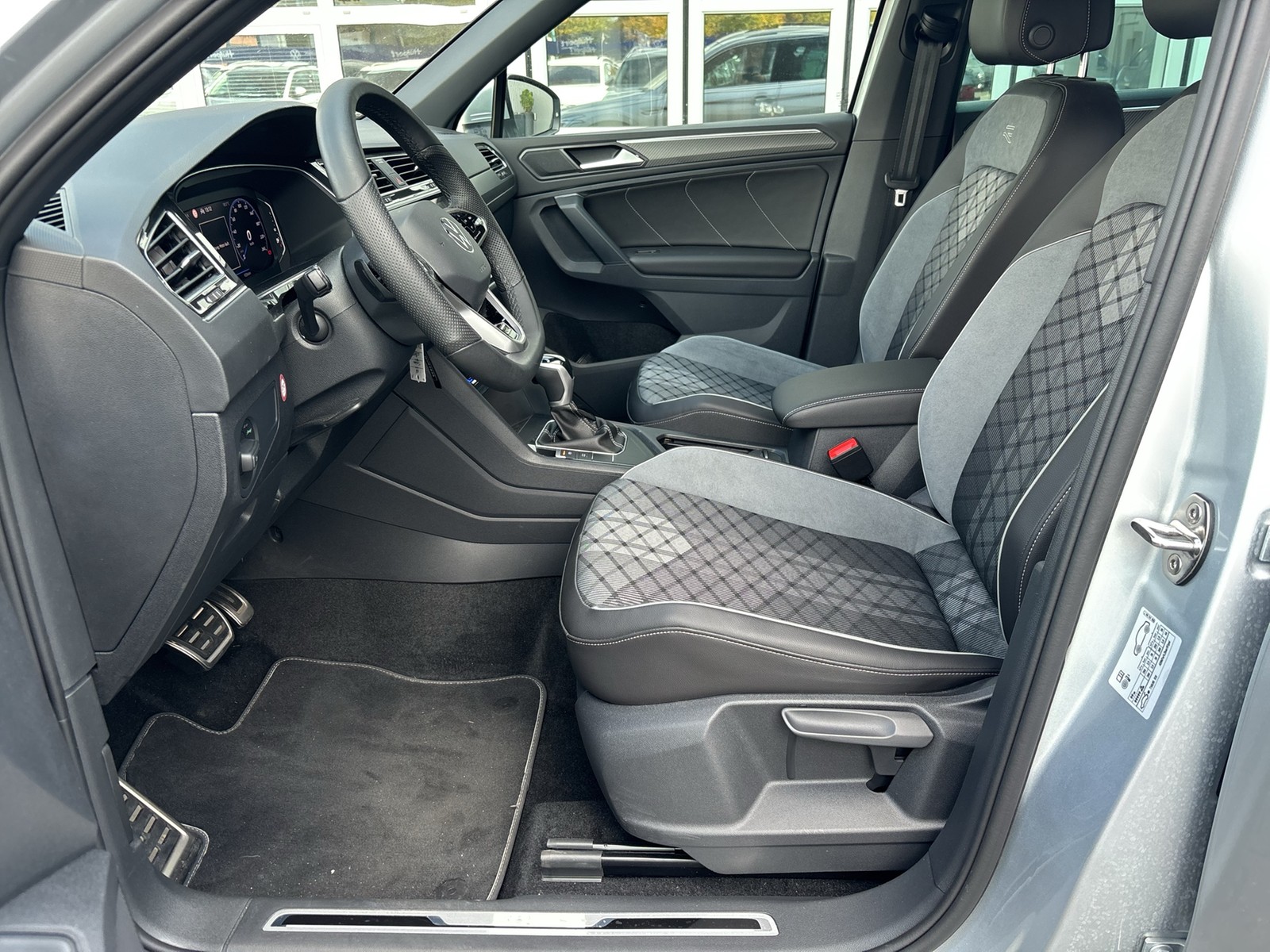 Volkswagen Tiguan 2.0 R-LINE AHK CAM ACC LM19 E-KLAPPE NAVI