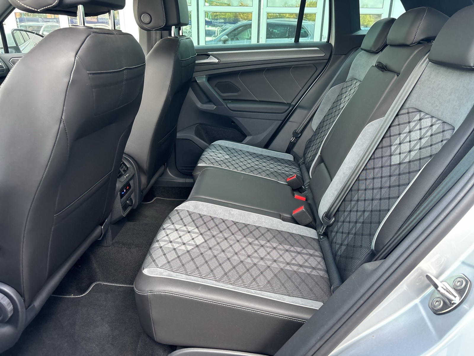 Volkswagen Tiguan 2.0 R-LINE AHK CAM ACC LM19 E-KLAPPE NAVI