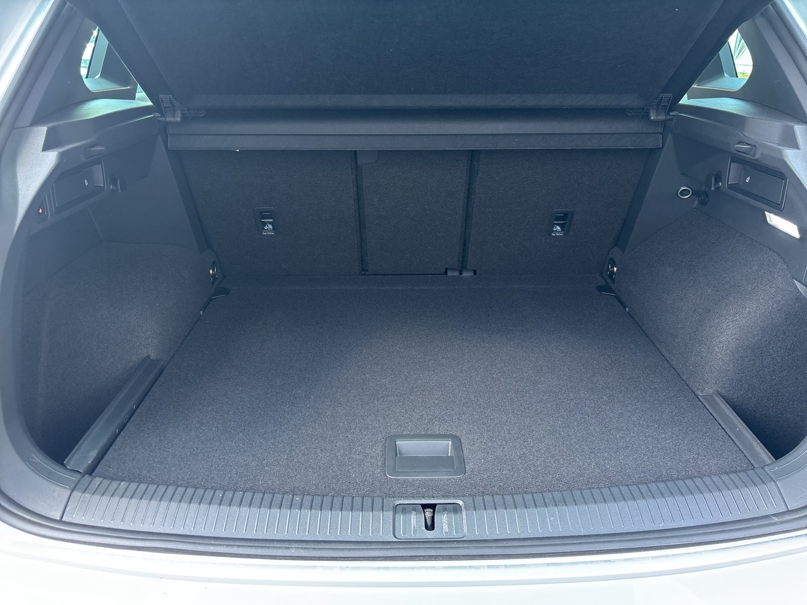 Volkswagen Tiguan 2.0 R-LINE AHK CAM ACC LM19 E-KLAPPE NAVI