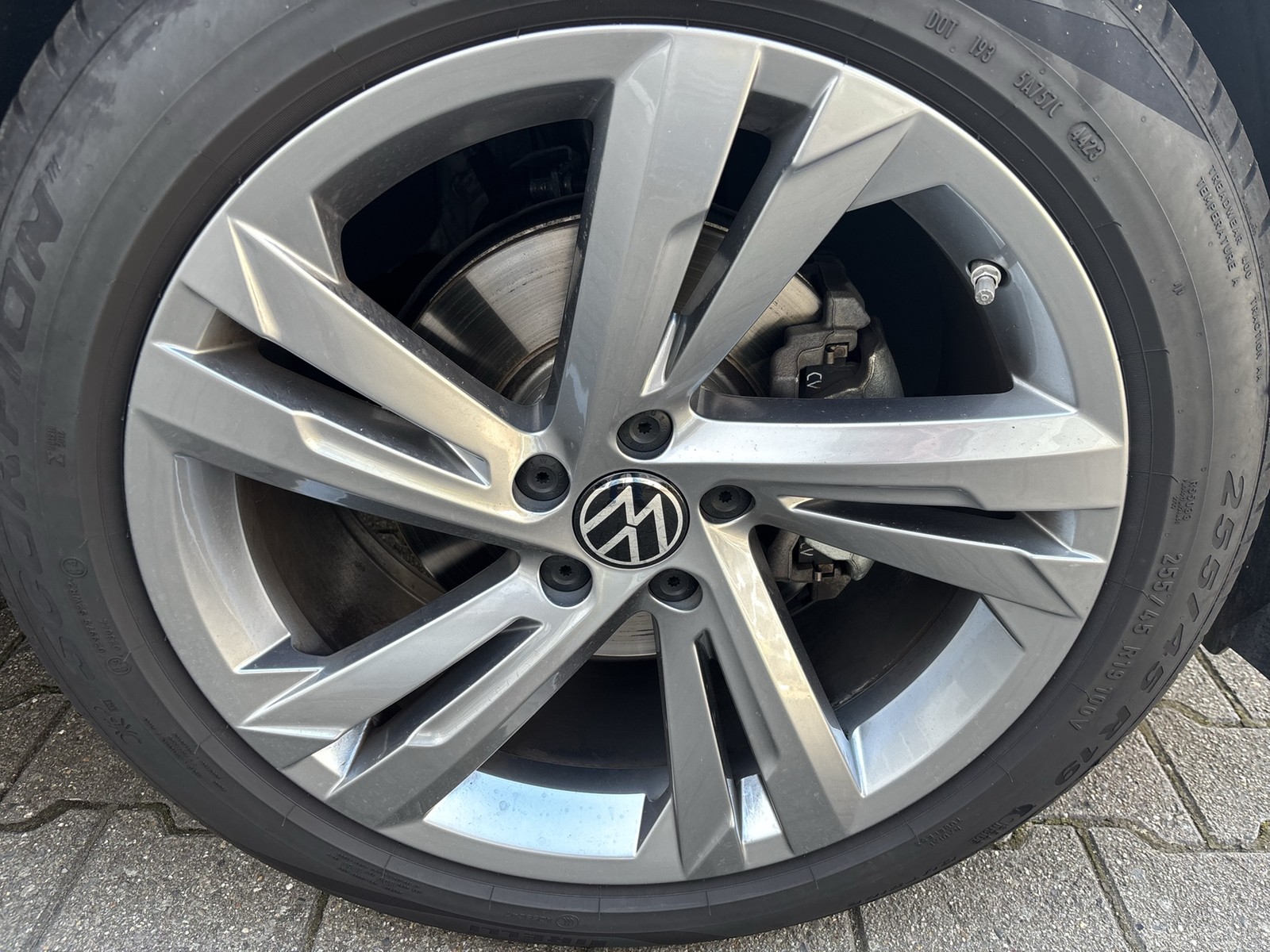 Volkswagen Tiguan 2.0 R-LINE AHK CAM ACC LM19 E-KLAPPE NAVI