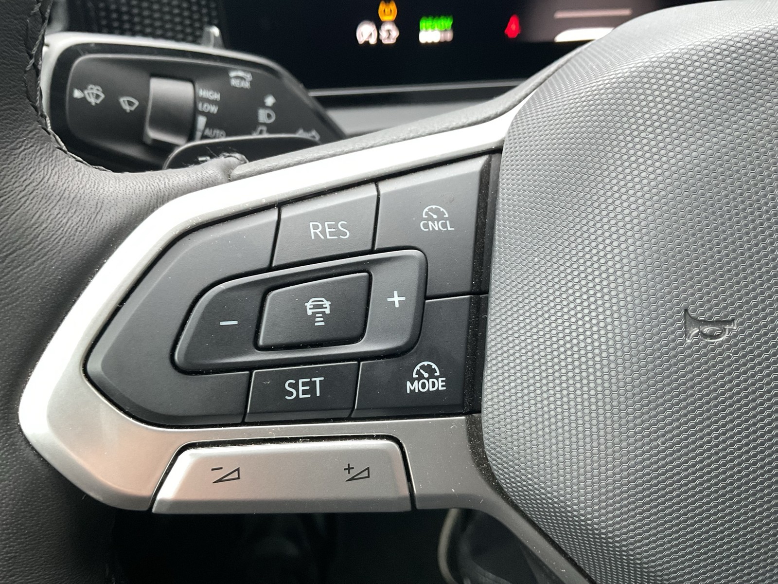 Volkswagen Tiguan 1.5 HYBRID LIFE NEUES MODELL AHK 360°CAM