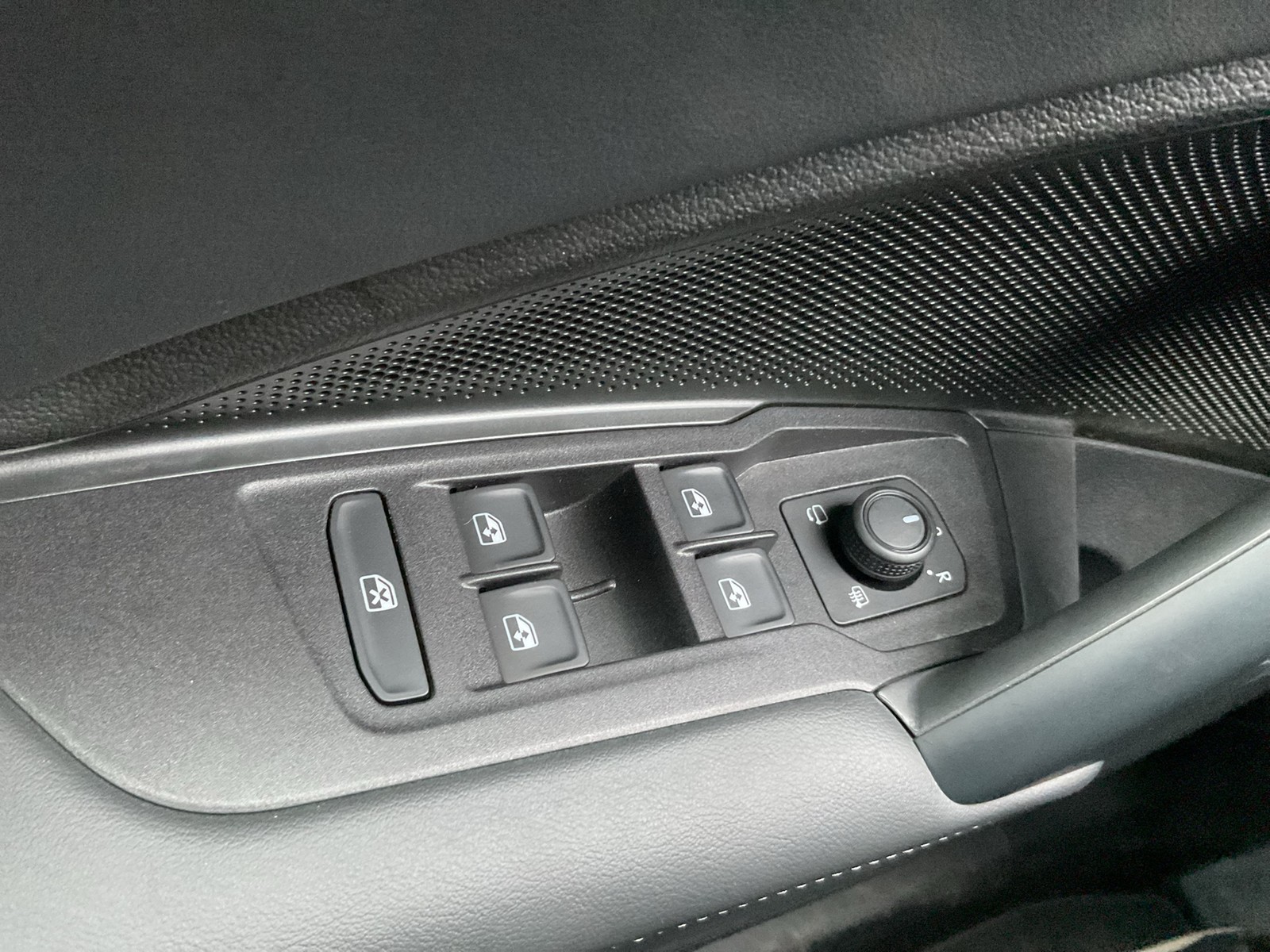 Volkswagen Tiguan 1.5 HYBRID LIFE NEUES MODELL AHK 360°CAM