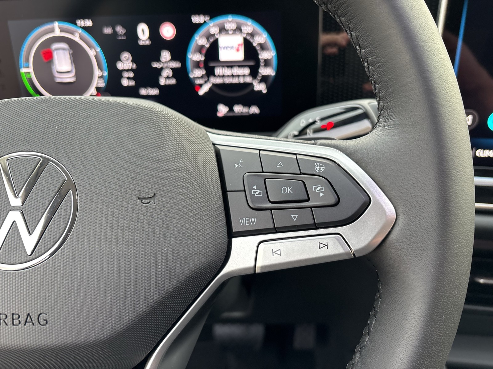 Volkswagen Tiguan 1.5 HYBRID LIFE NEUES MODELL AHK CAM LM18