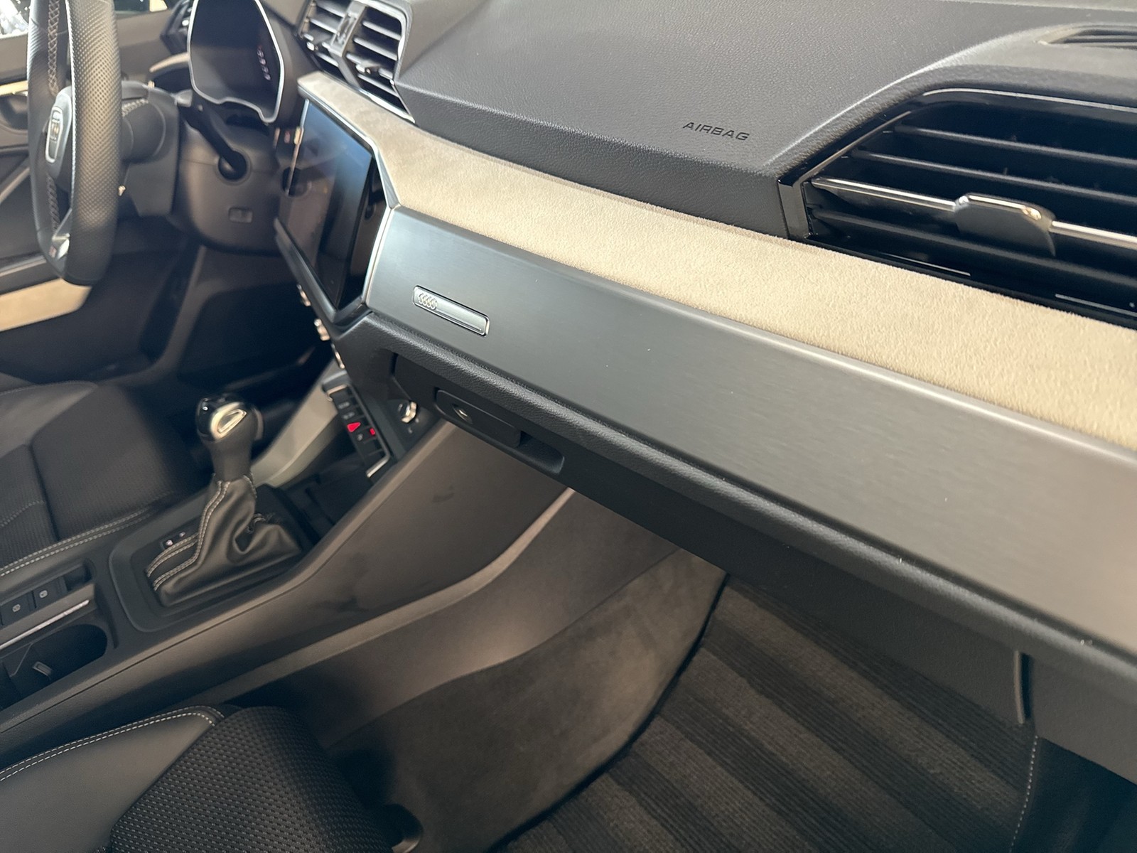 Audi Q3 35 S LINE BLACKPAK AHK ACC LM18 EKLAPPE NAVI+